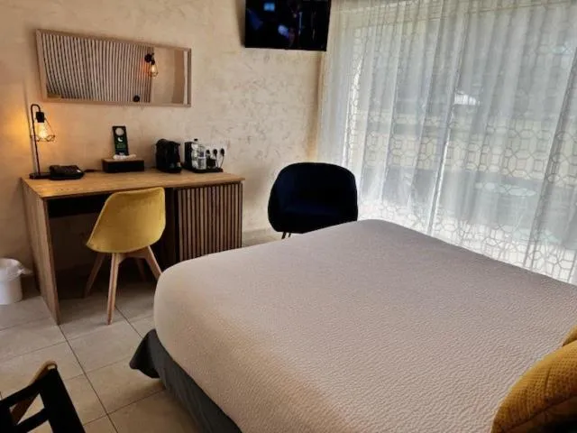 Bed in Logis - Hostellerie Le Chatel Nangis