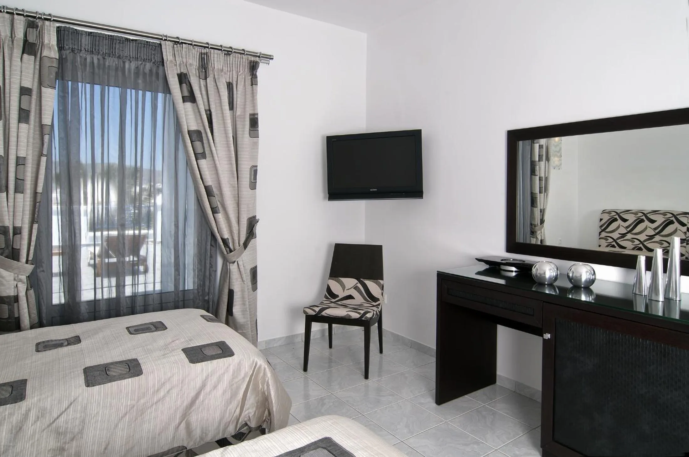 Photo of the whole room, Bed in Lofos Village