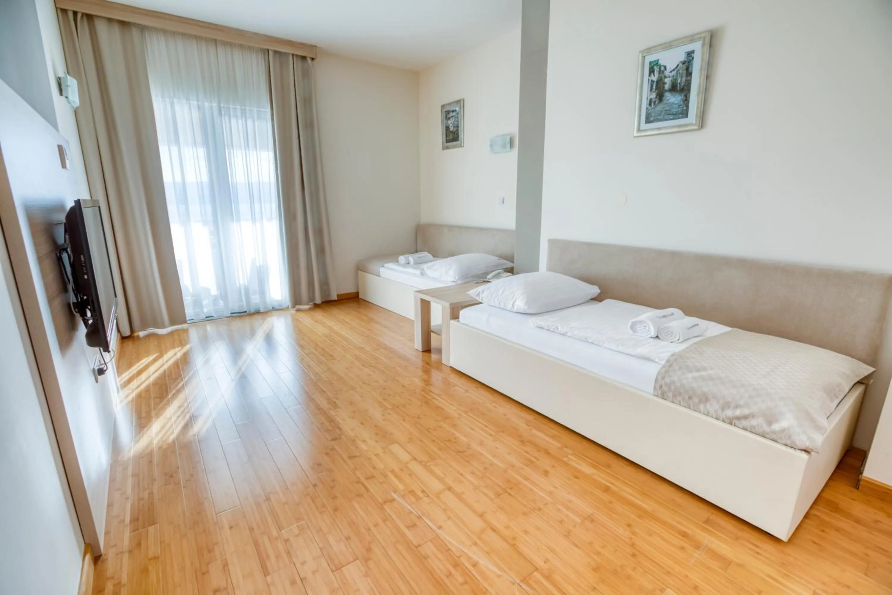 Living room, Bed in Hotel Villa MiraMar