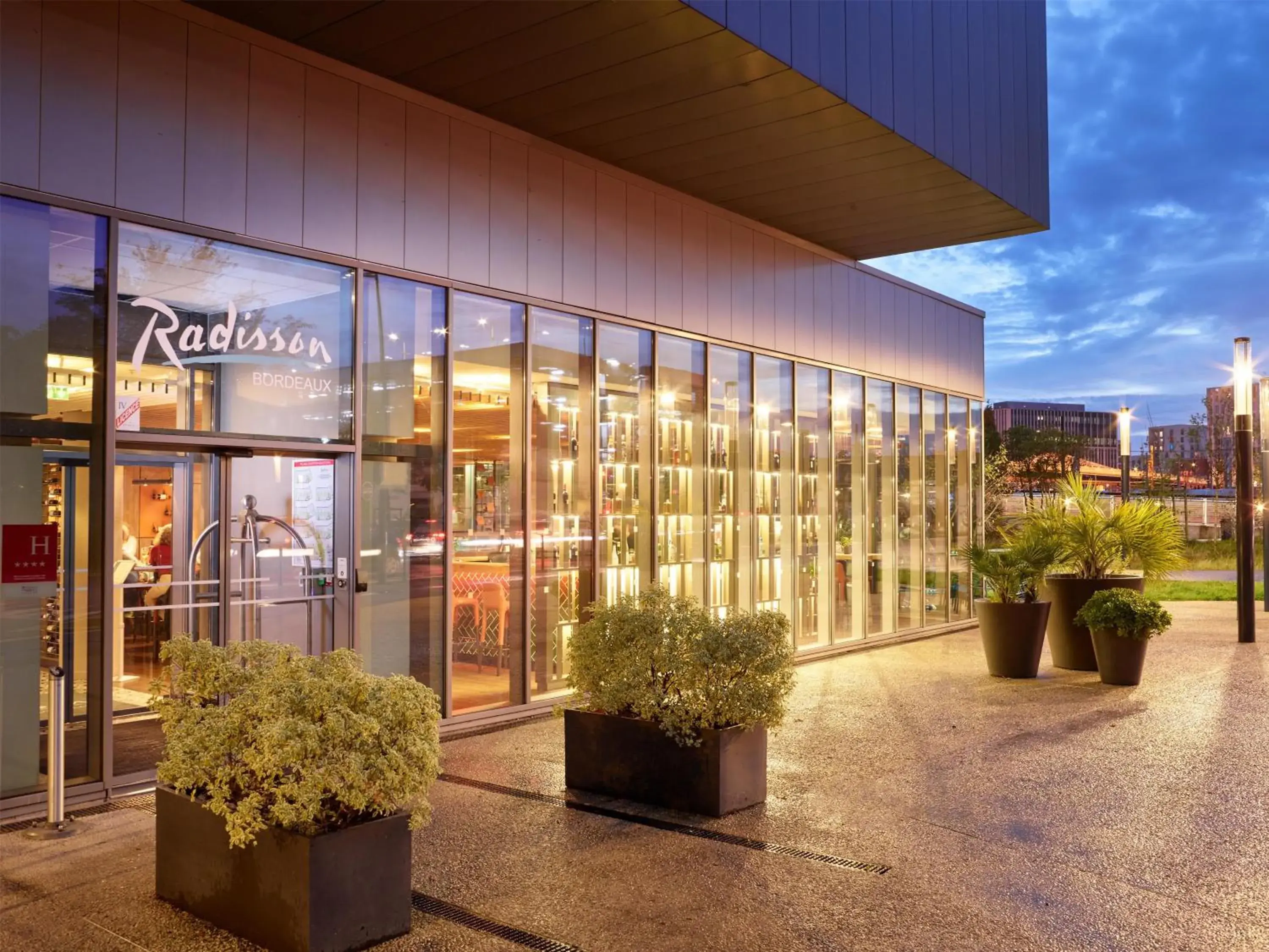 Property building in Radisson Hôtel Bordeaux Saint-Jean Property building in Radisson Hôtel Bordeaux Saint-Jean