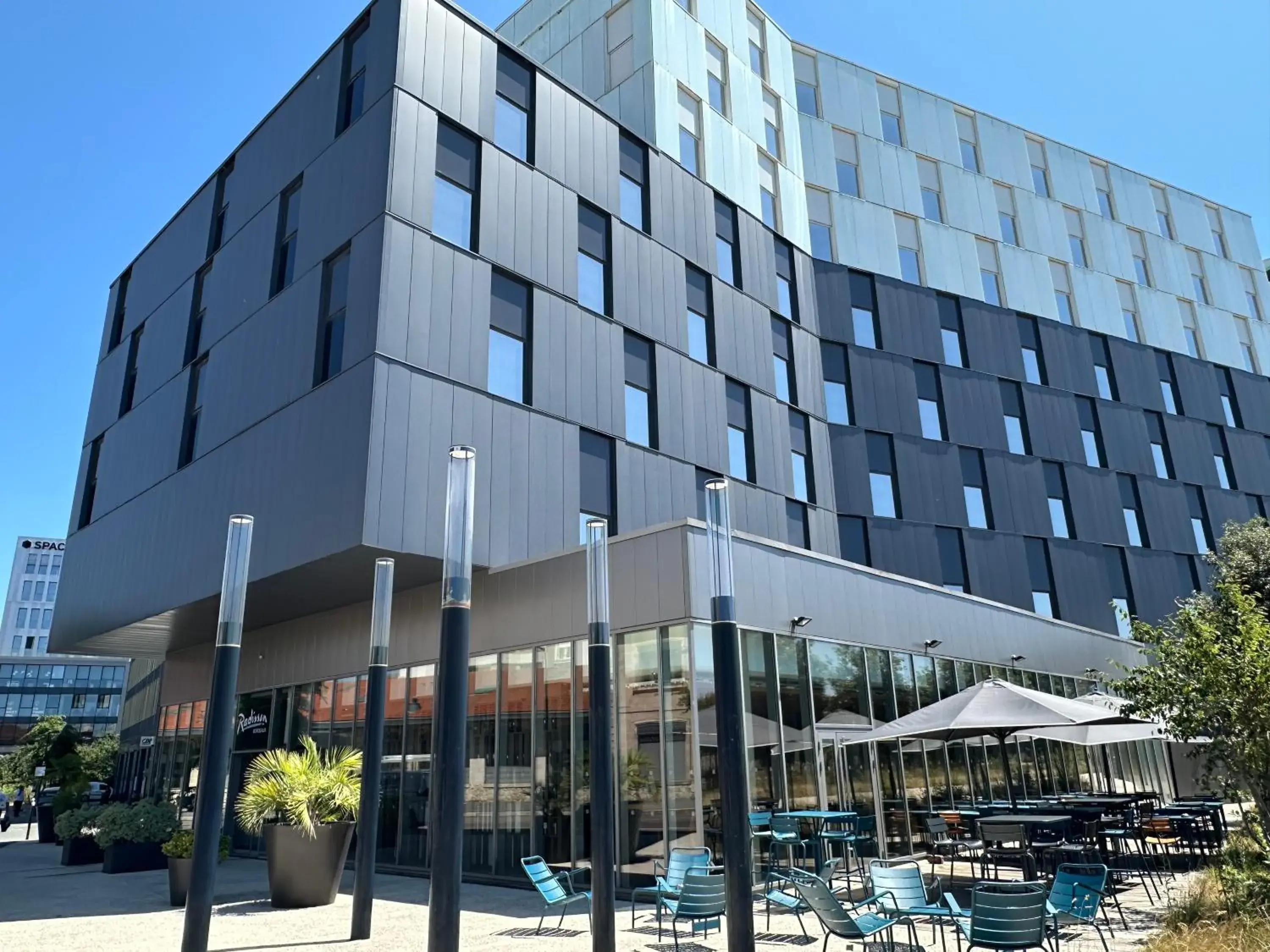 Property building in Radisson Hôtel Bordeaux Saint-Jean Property building in Radisson Hôtel Bordeaux Saint-Jean