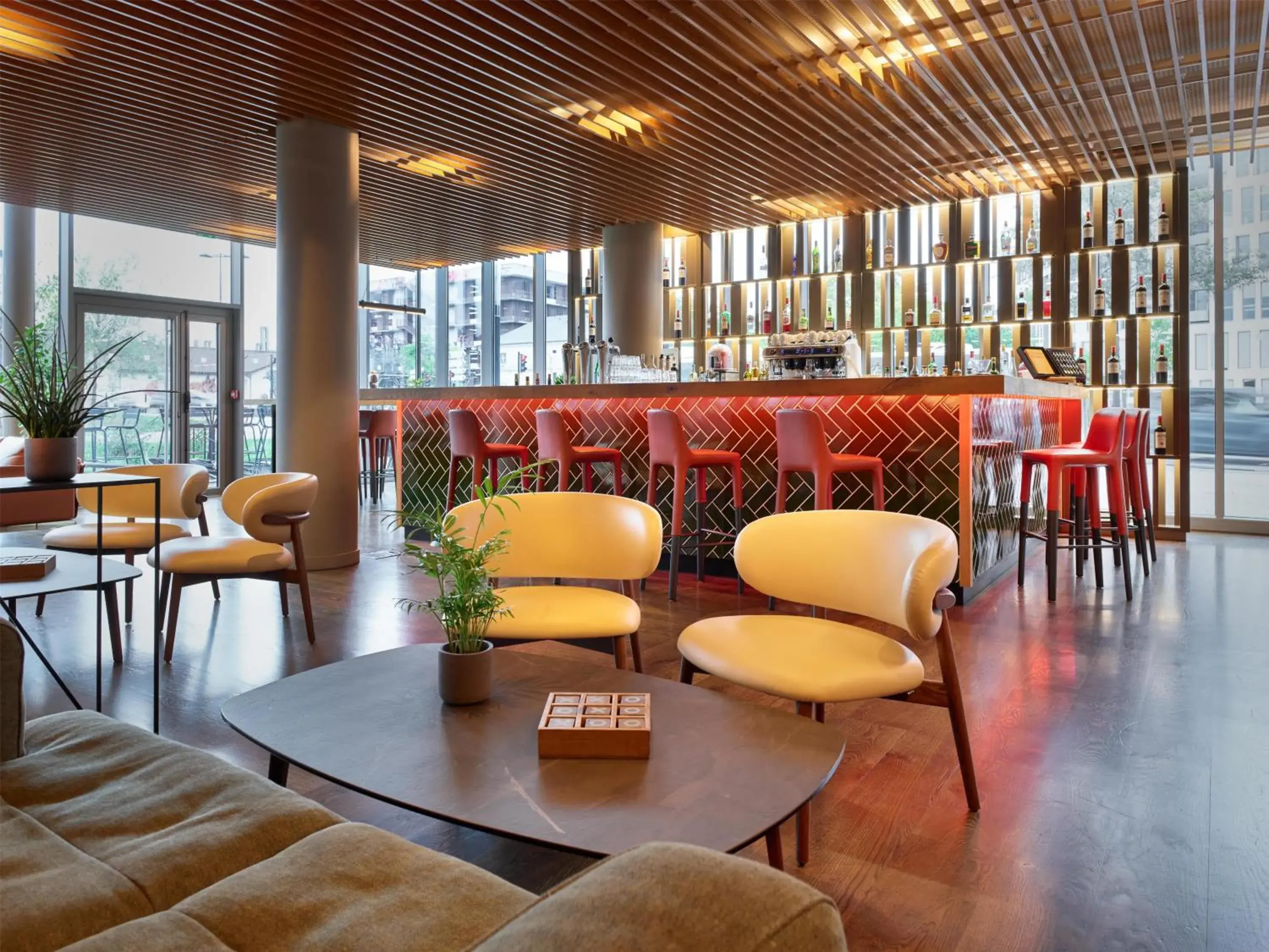 Lounge or bar in Radisson Hôtel Bordeaux Saint-Jean Lounge or bar in Radisson Hôtel Bordeaux Saint-Jean