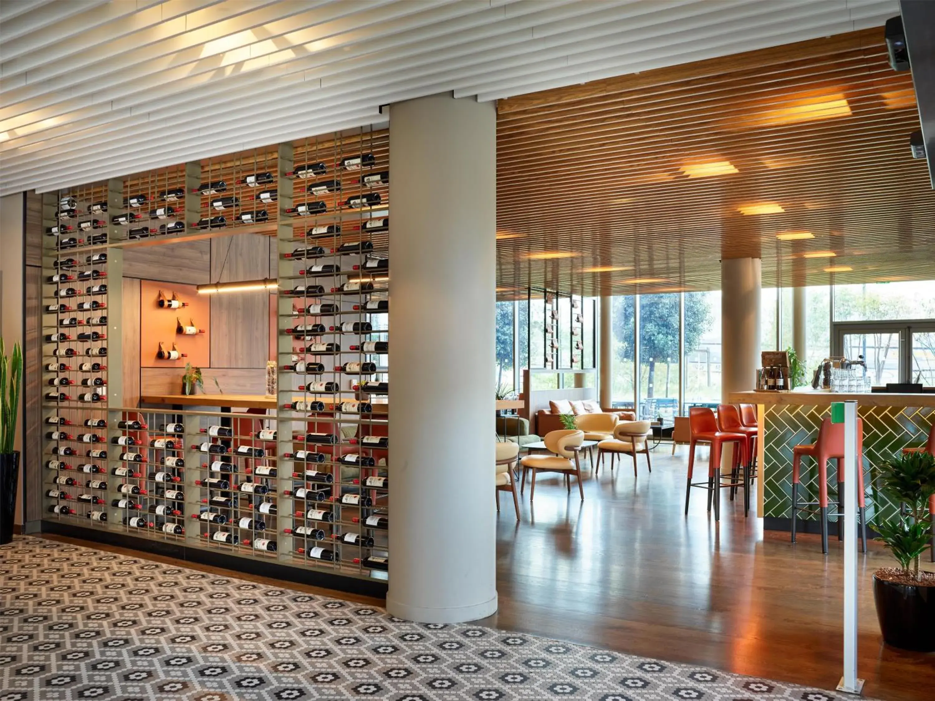 Lounge or bar in Radisson Hôtel Bordeaux Saint-Jean Lounge or bar in Radisson Hôtel Bordeaux Saint-Jean