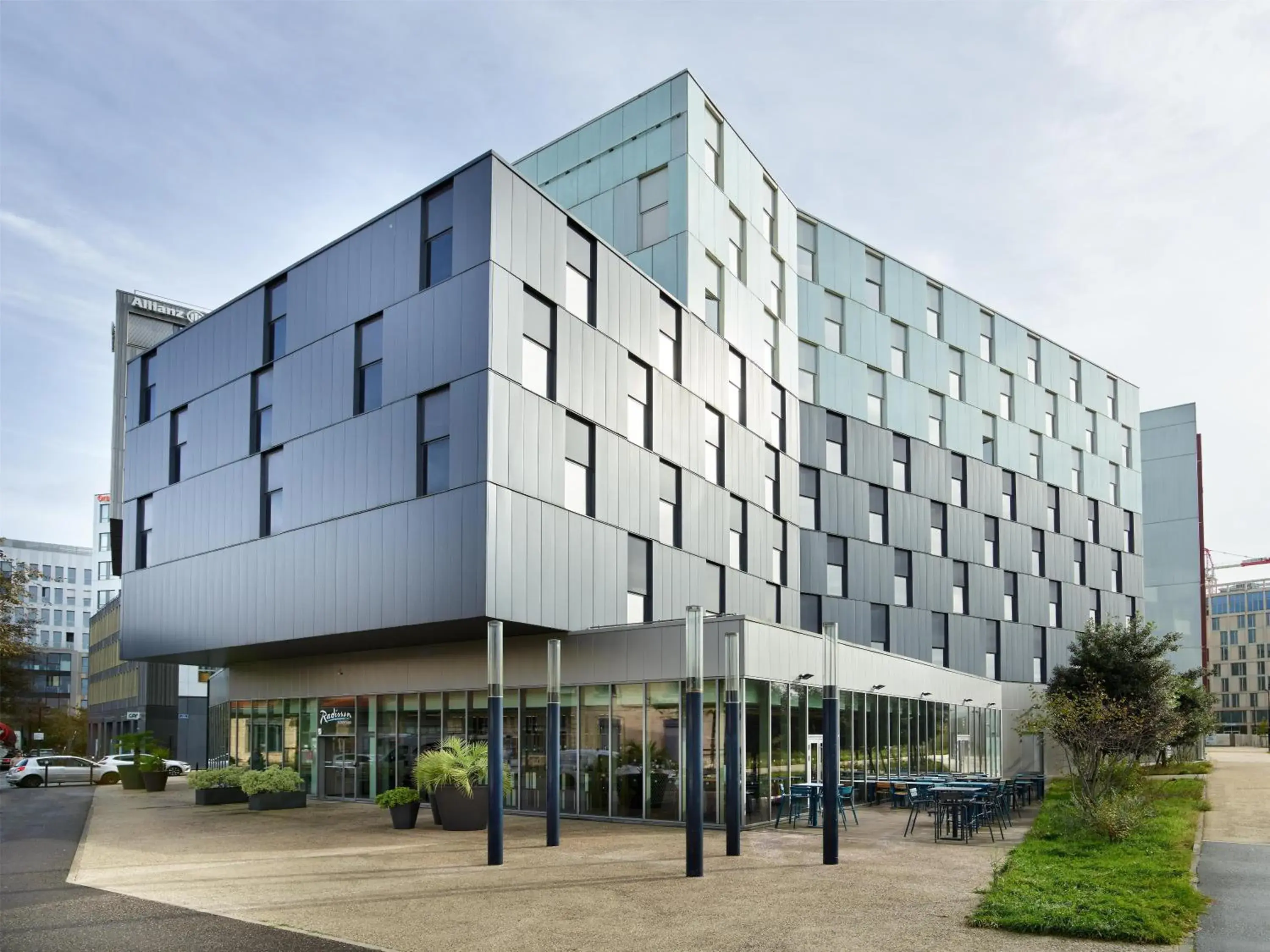 Property building in Radisson Hôtel Bordeaux Saint-Jean Property building in Radisson Hôtel Bordeaux Saint-Jean