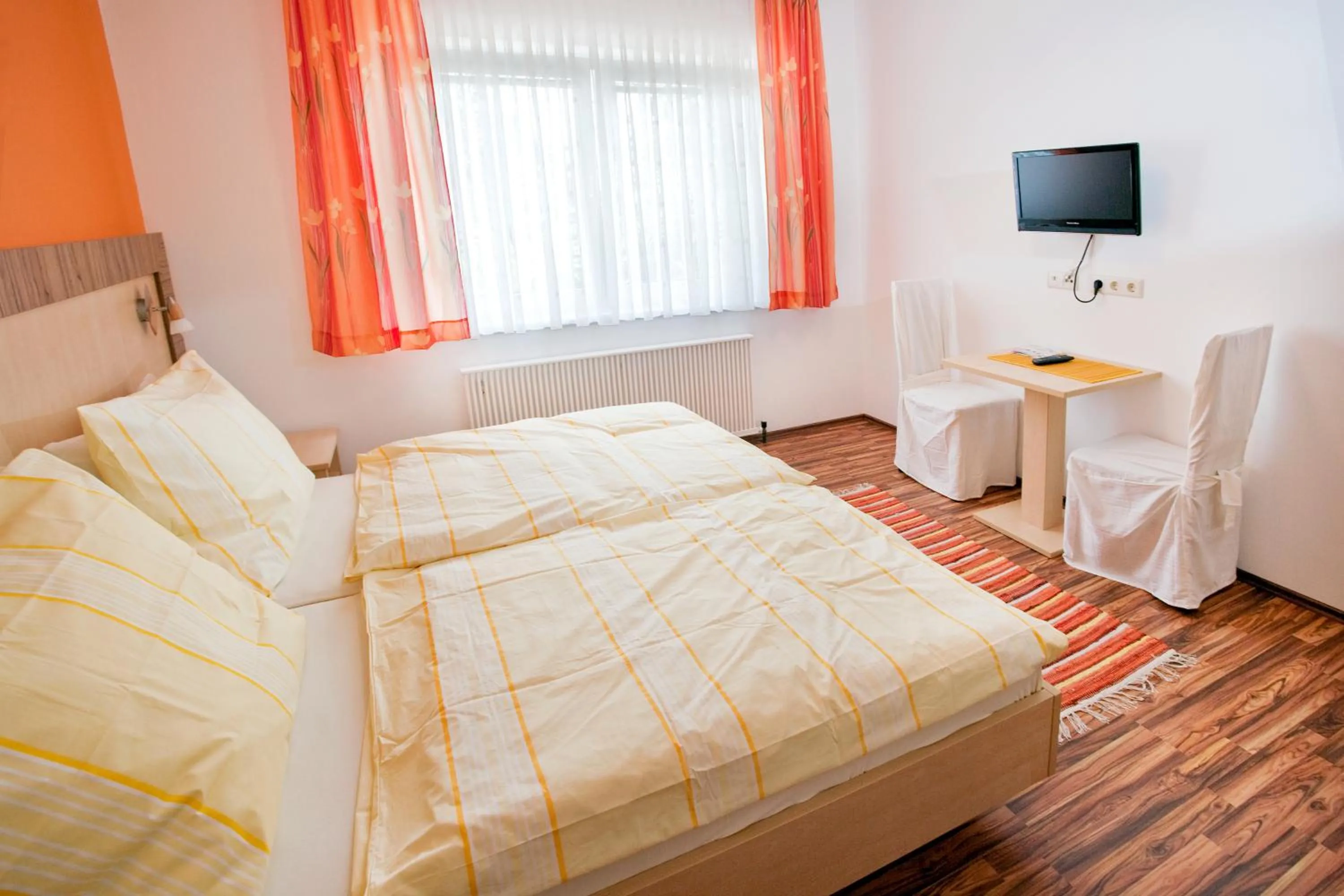 Photo of the whole room, Bed in Hirschenwirt