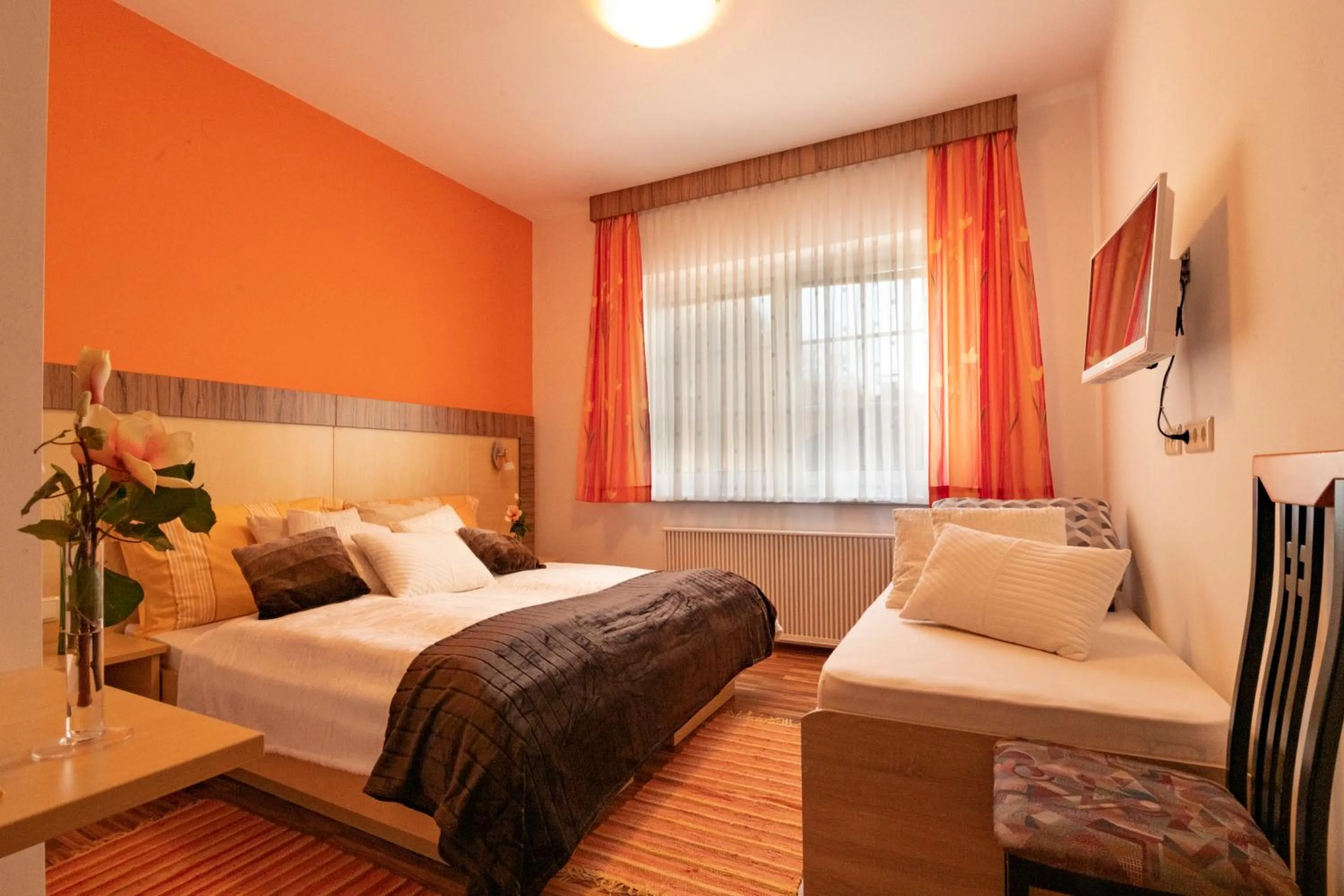 Photo of the whole room, Bed in Hirschenwirt