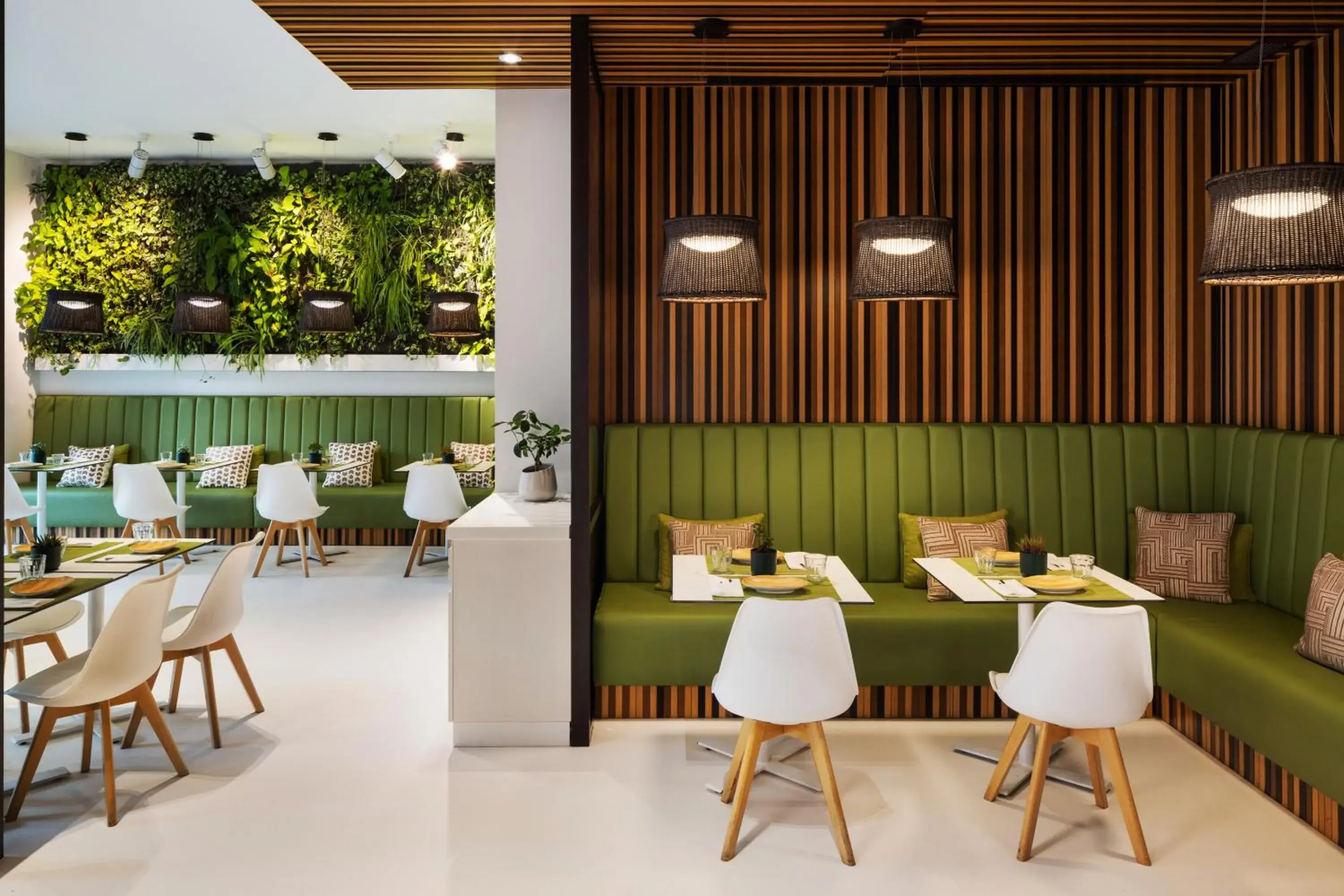 Restaurant/places to eat in Pine Cliffs Gardens Restaurant/places to eat in Pine Cliffs Gardens