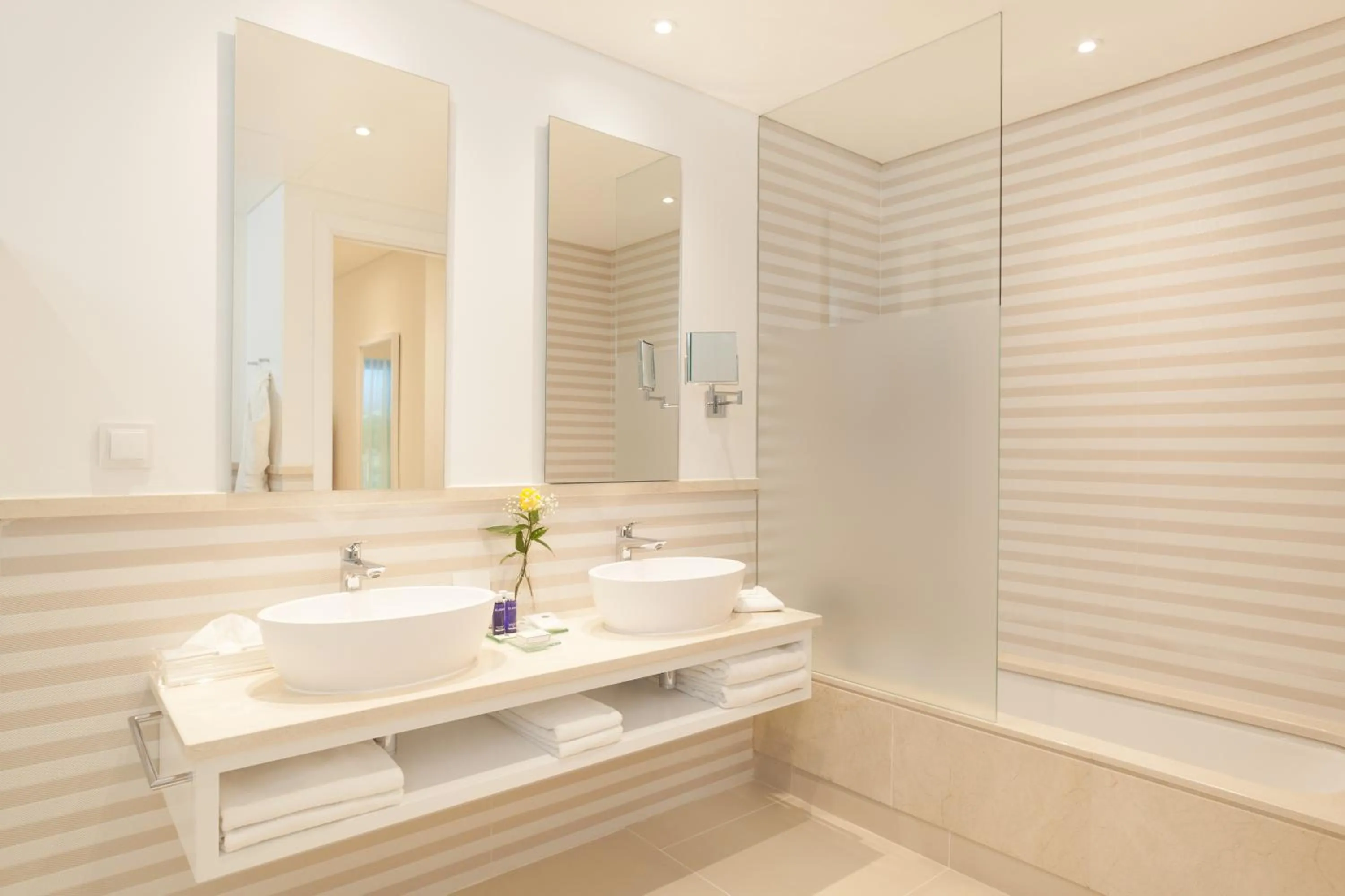 Bathroom in Pine Cliffs Gardens