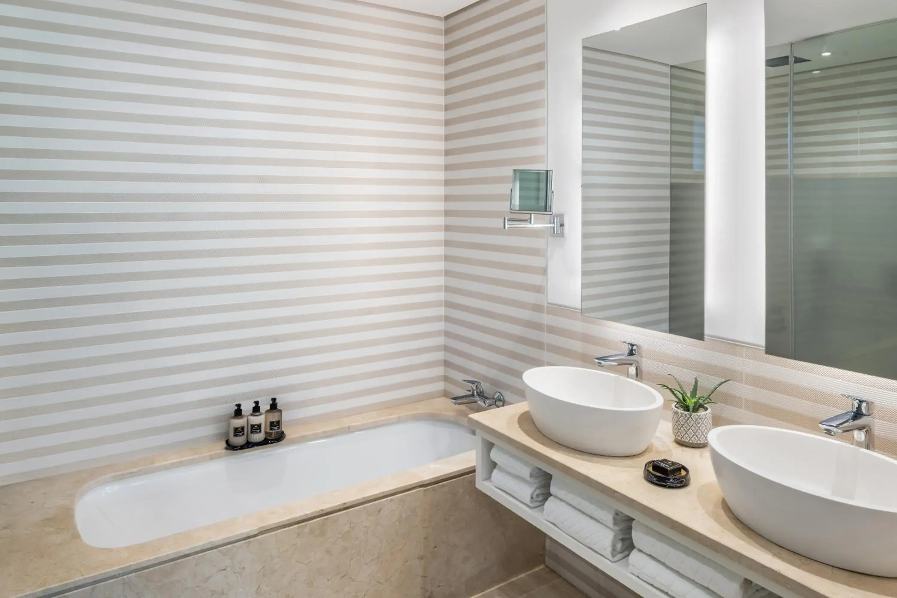 Bathroom in Pine Cliffs Gardens Bathroom in Pine Cliffs Gardens