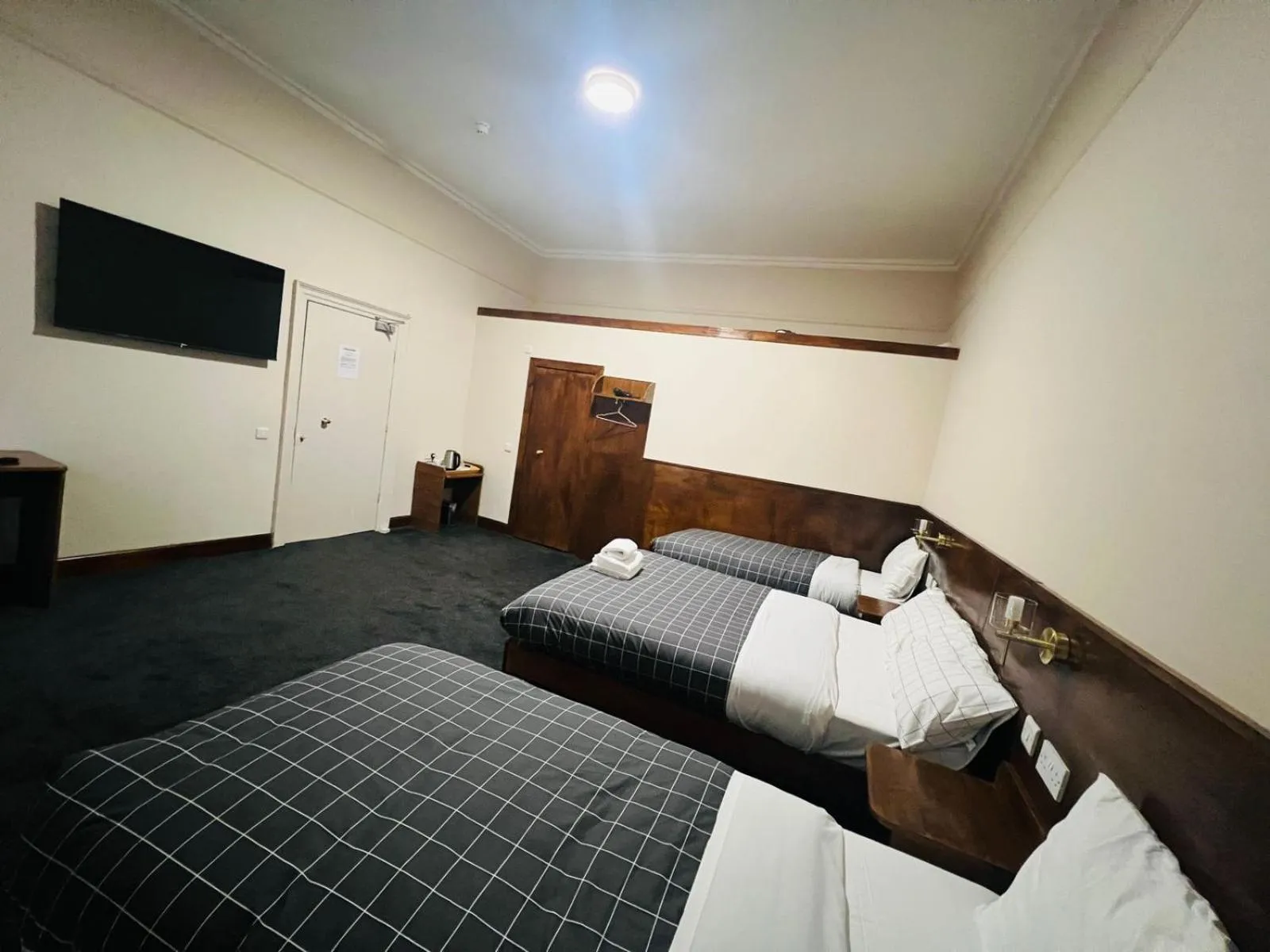 Photo of the whole room, Bed in Burntisland House