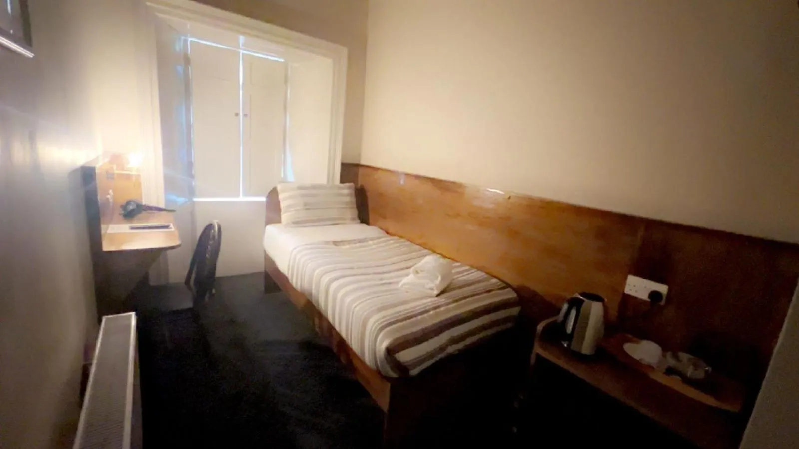 Photo of the whole room, Bed in Burntisland House