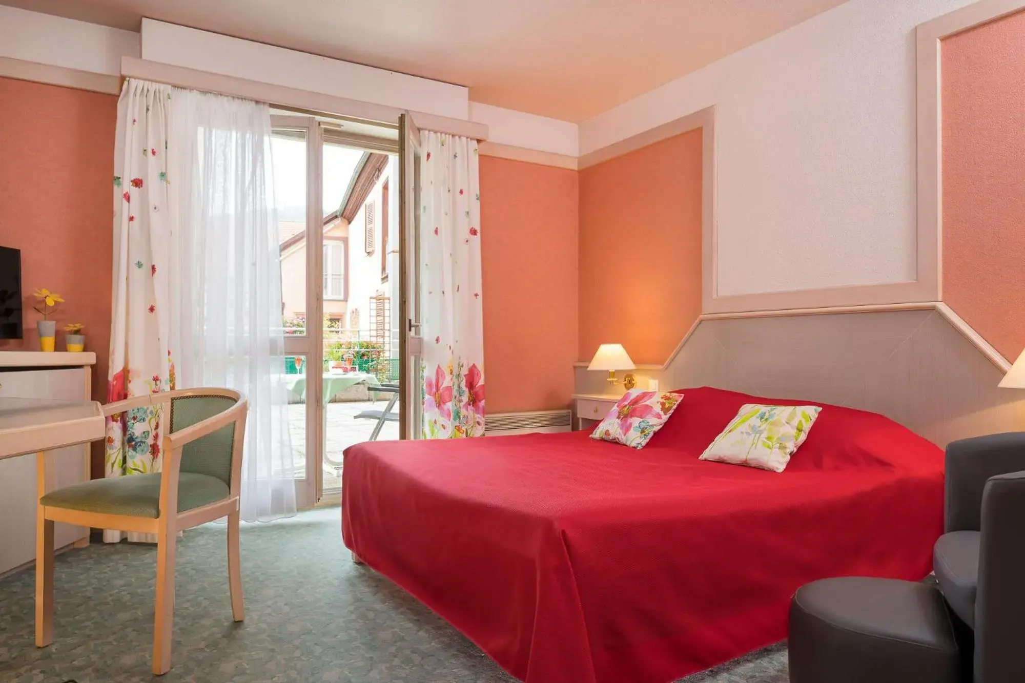 Deluxe Double Room with Balcony in Hôtel A la Vignette - COLMAR-NORD Deluxe Double Room with Balcony in Hôtel A la Vignette - COLMAR-NORD