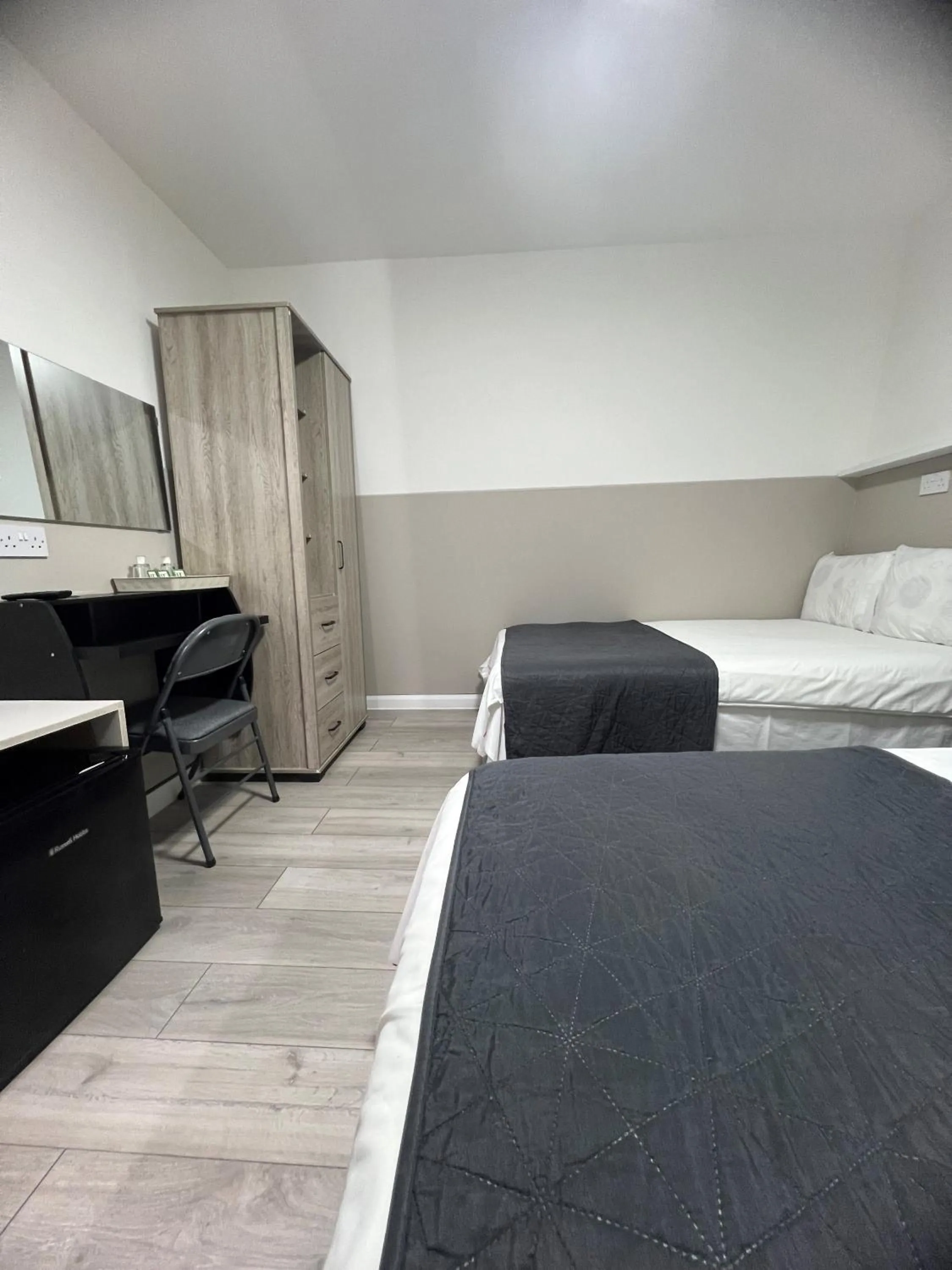 Bedroom, Bed in Plaza London Hotel