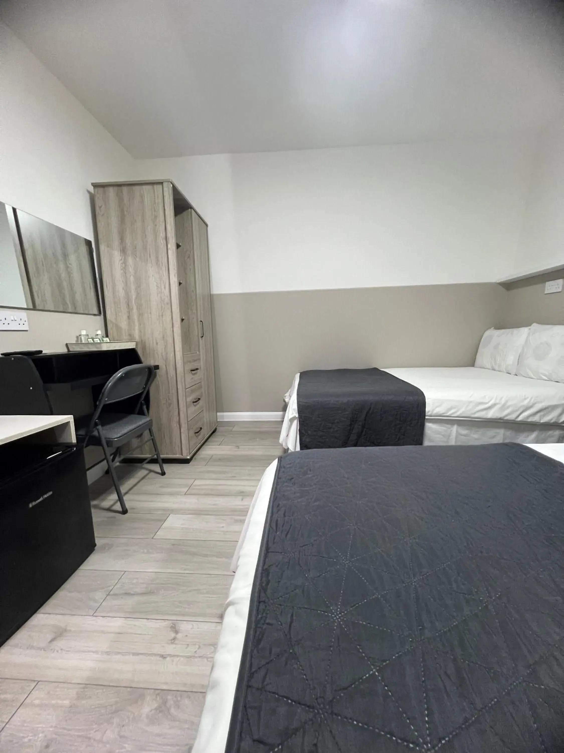 Bedroom, Bed in Plaza London Hotel Bedroom, Bed in Plaza London Hotel