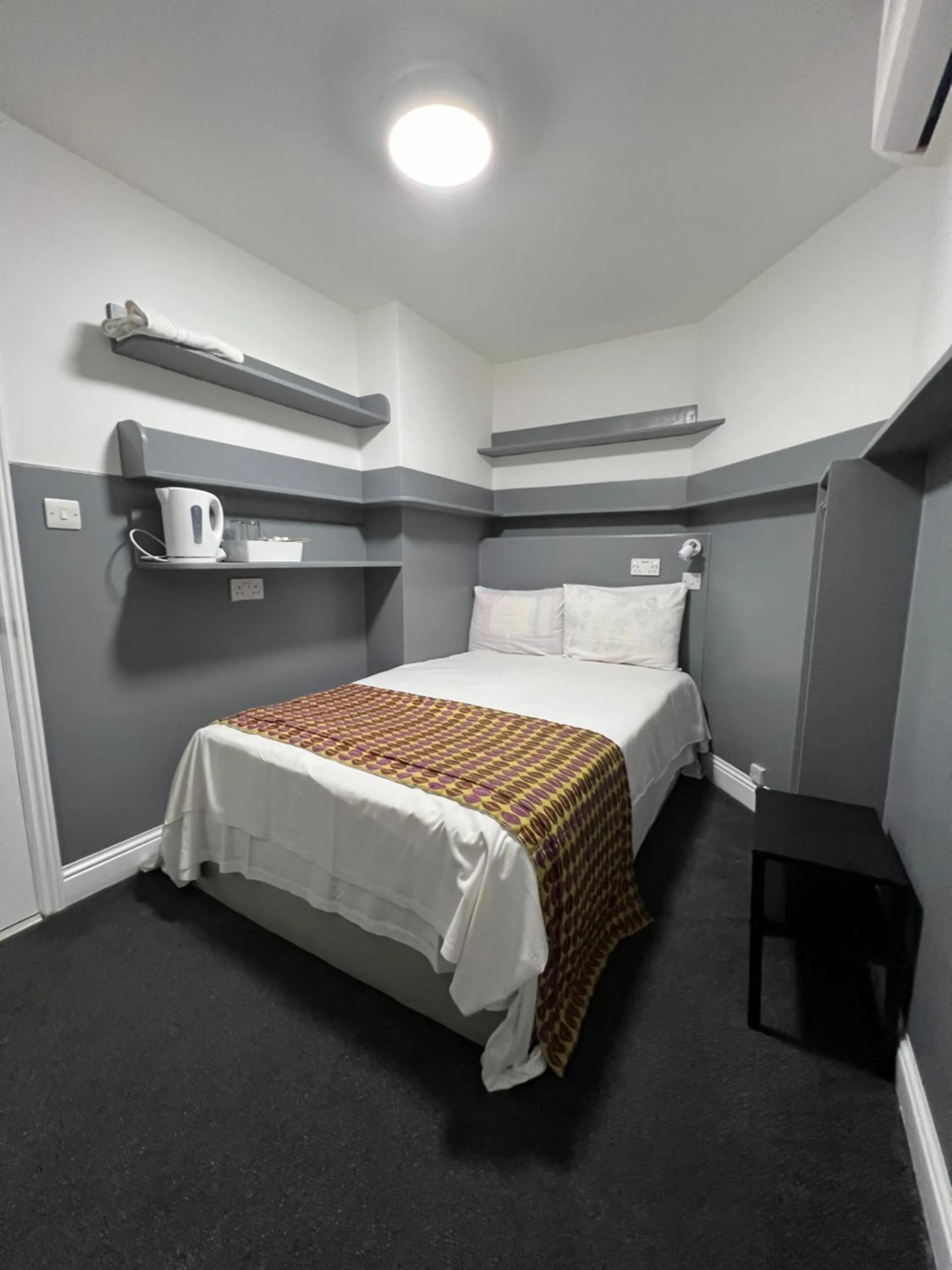 Bedroom, Bed in Plaza London Hotel