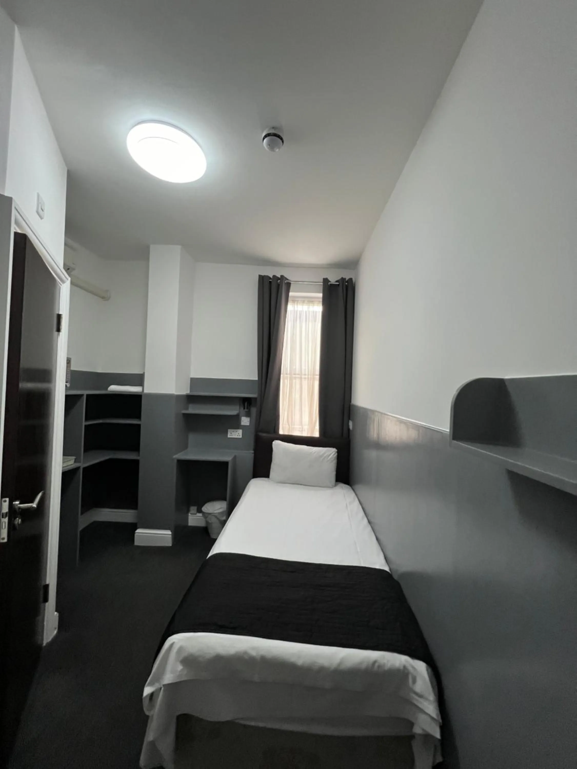 Bedroom, Bed in Plaza London Hotel