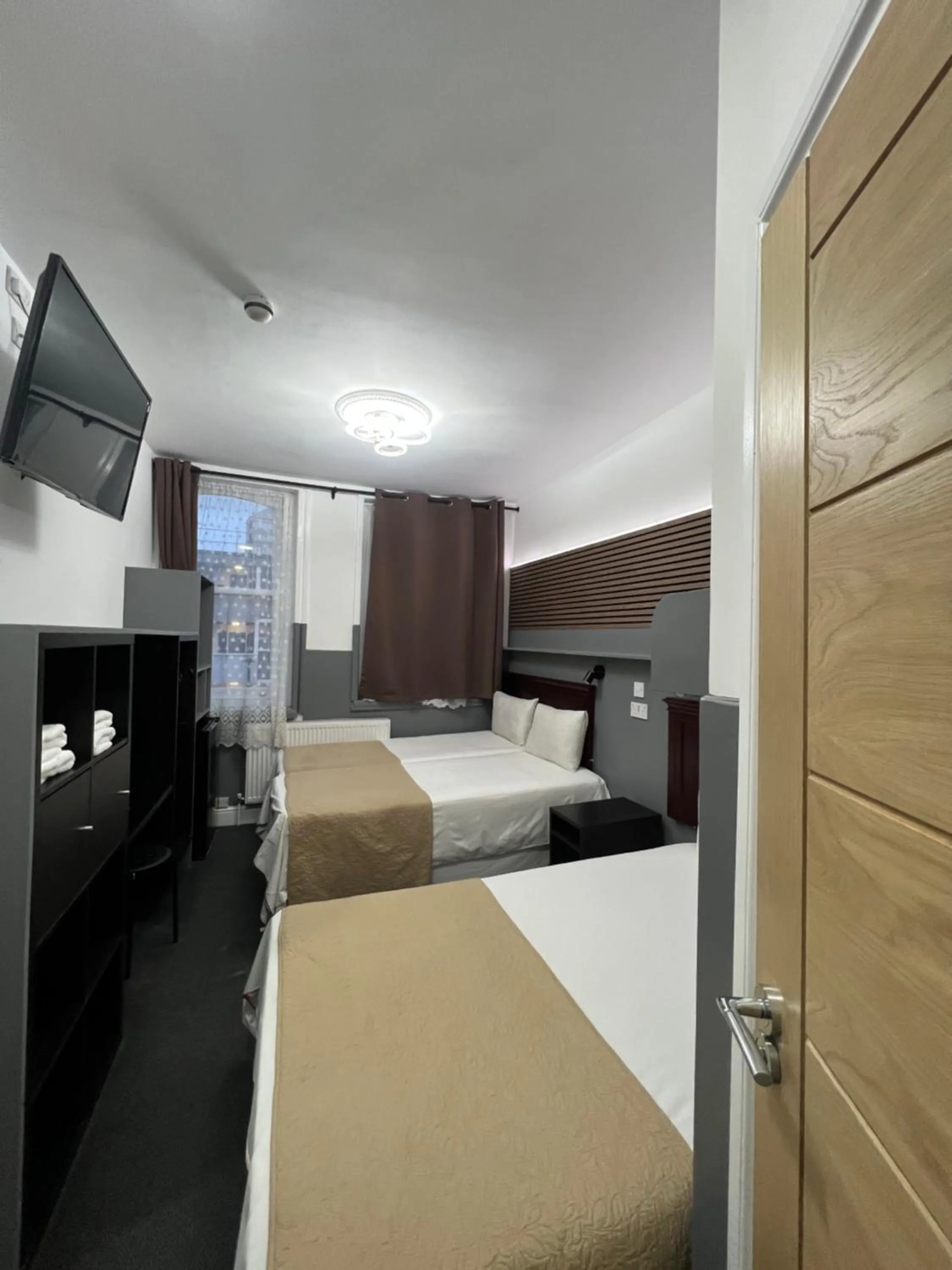 Bedroom, Bed in Plaza London Hotel