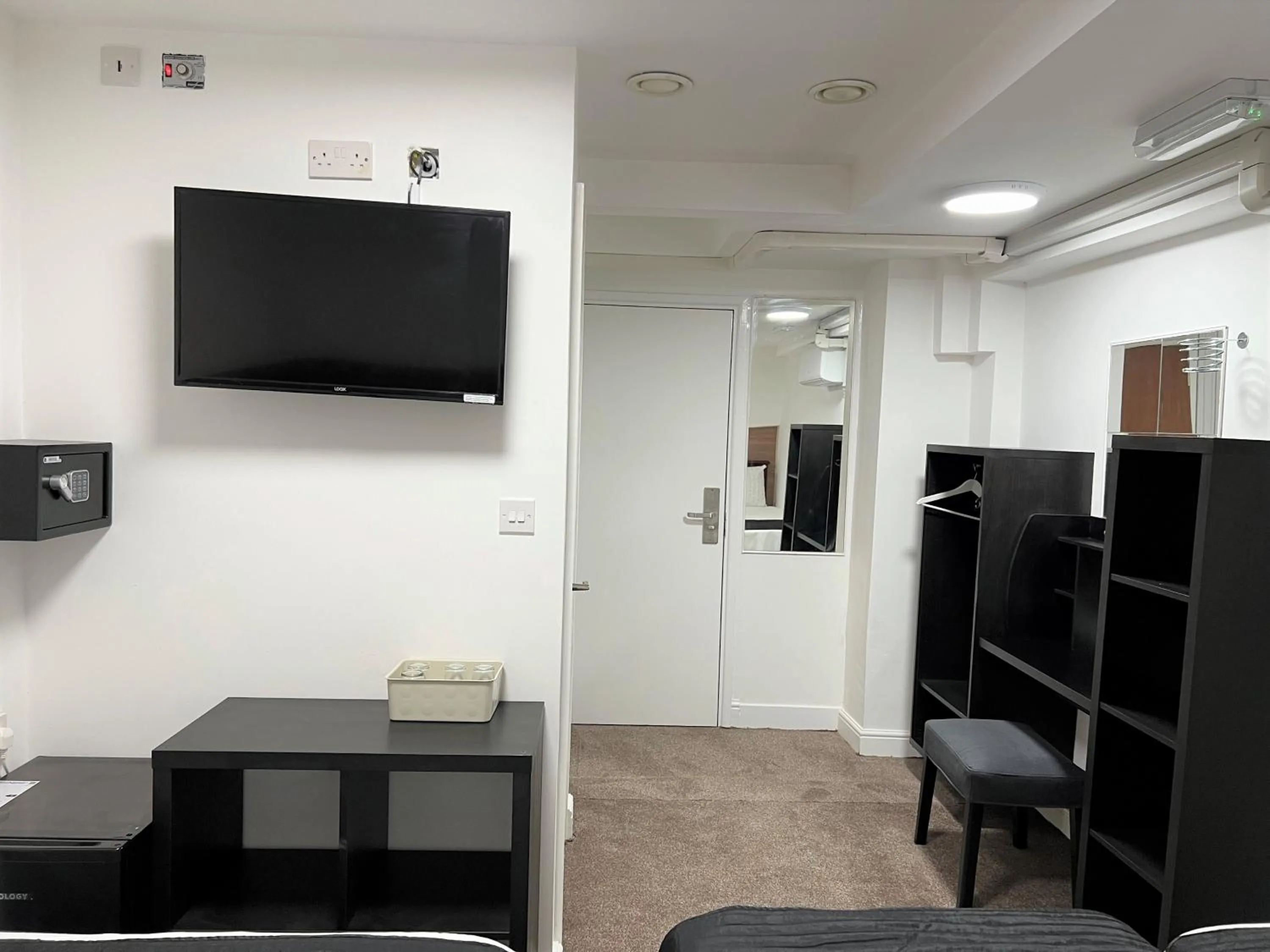 Bedroom in Plaza London Hotel