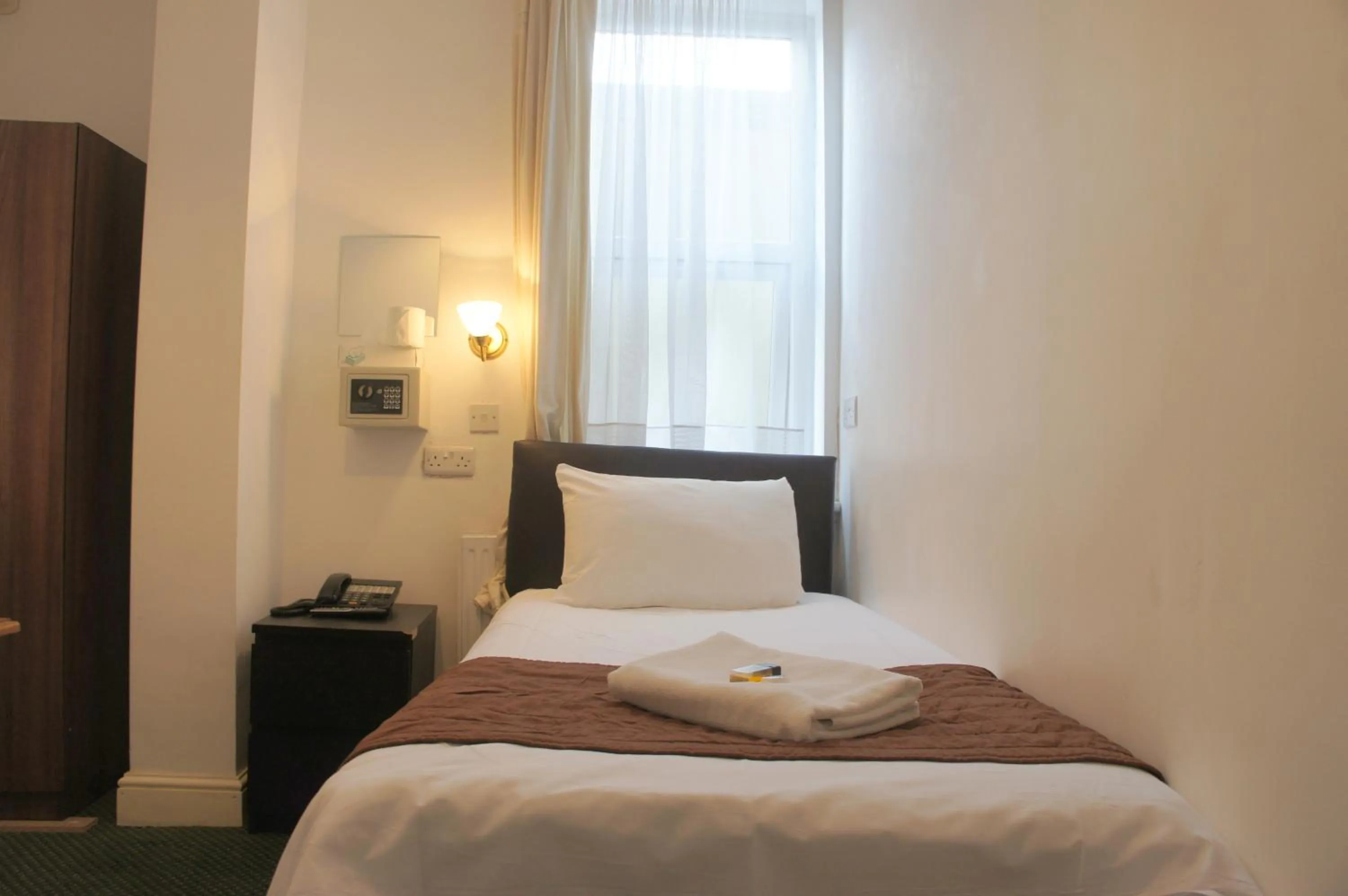 Bed in Plaza London Hotel