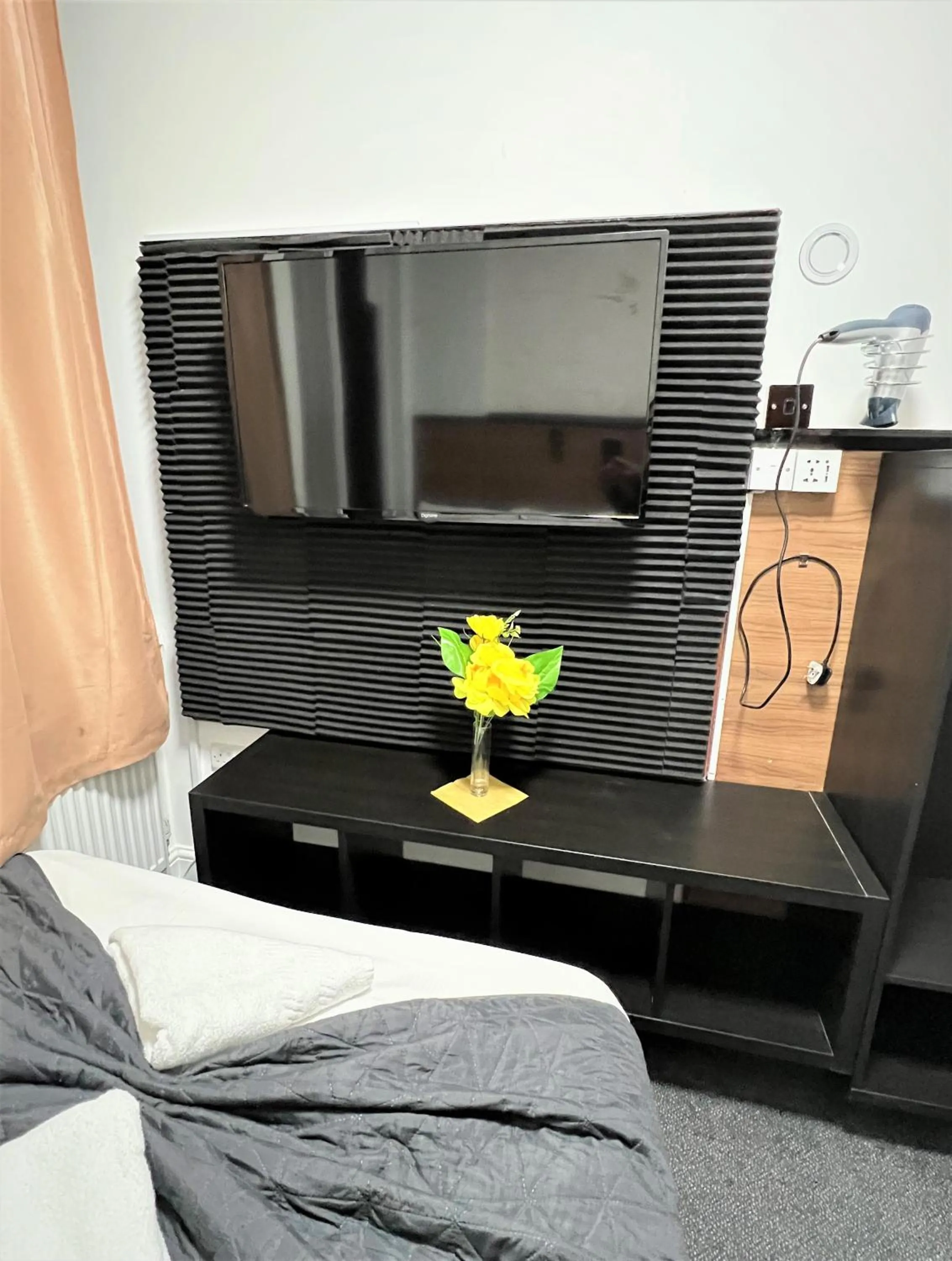 Bedroom, Bed in Plaza London Hotel