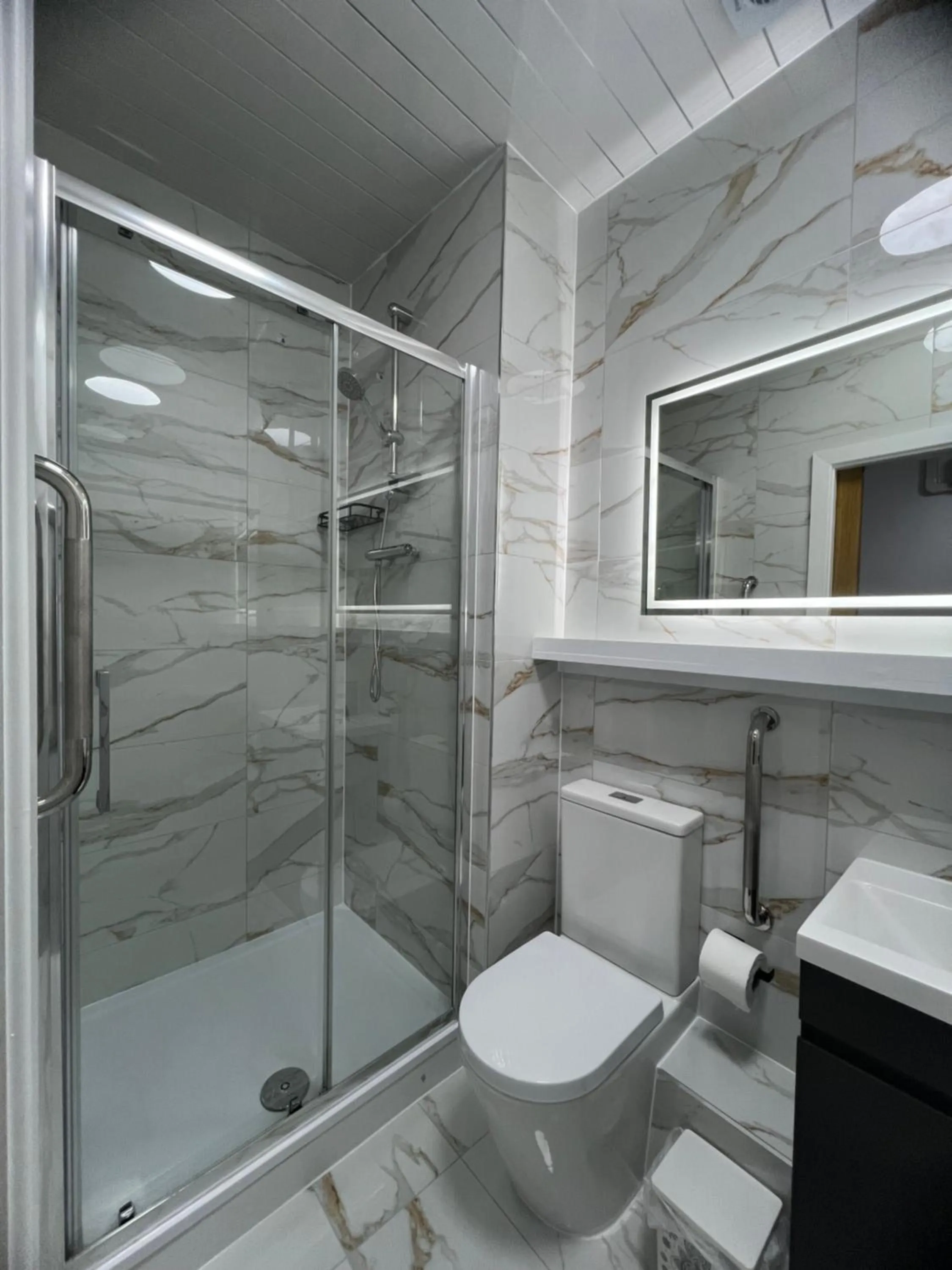 Bathroom in Plaza London Hotel