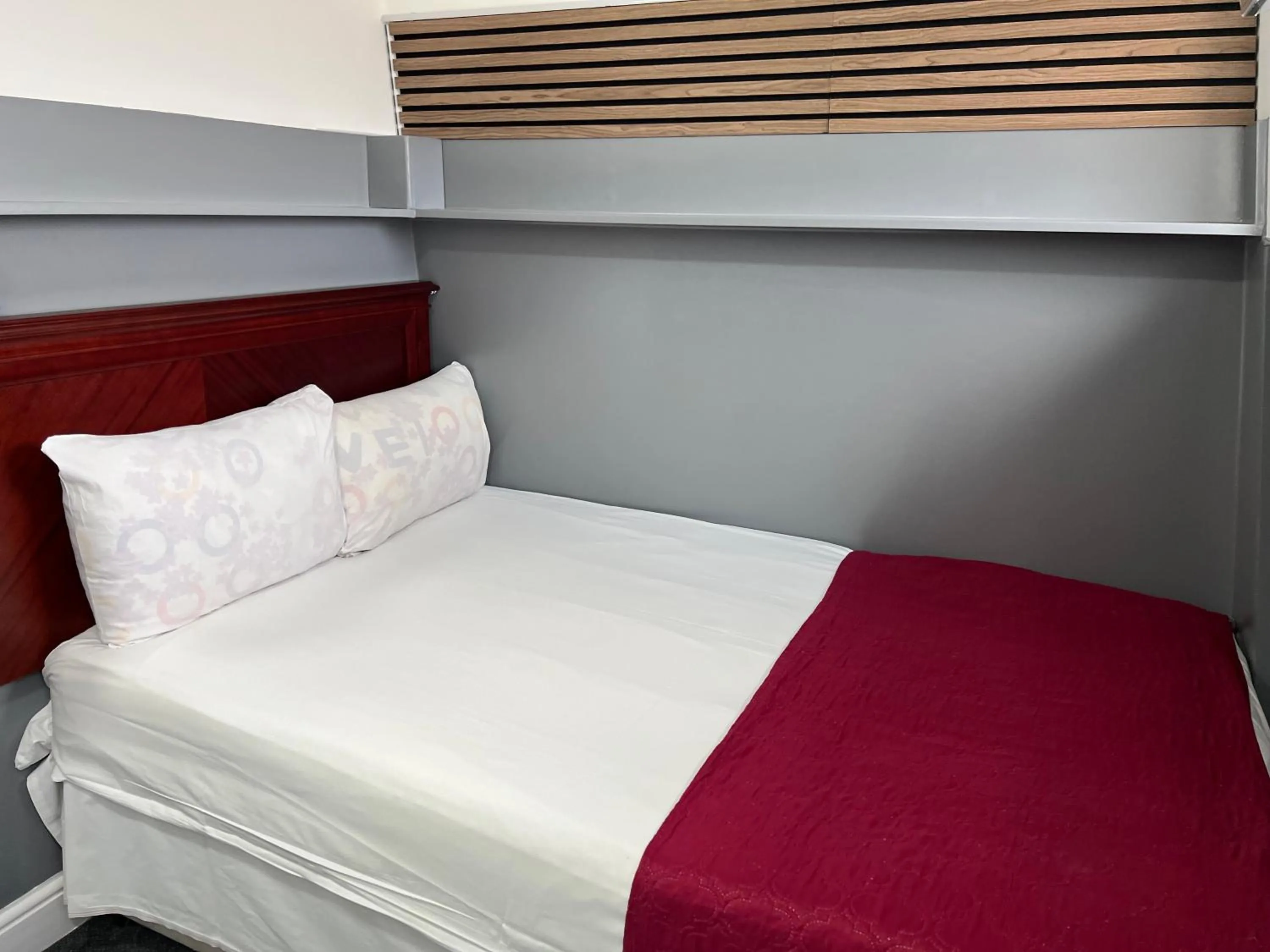 Bedroom, Bed in Plaza London Hotel