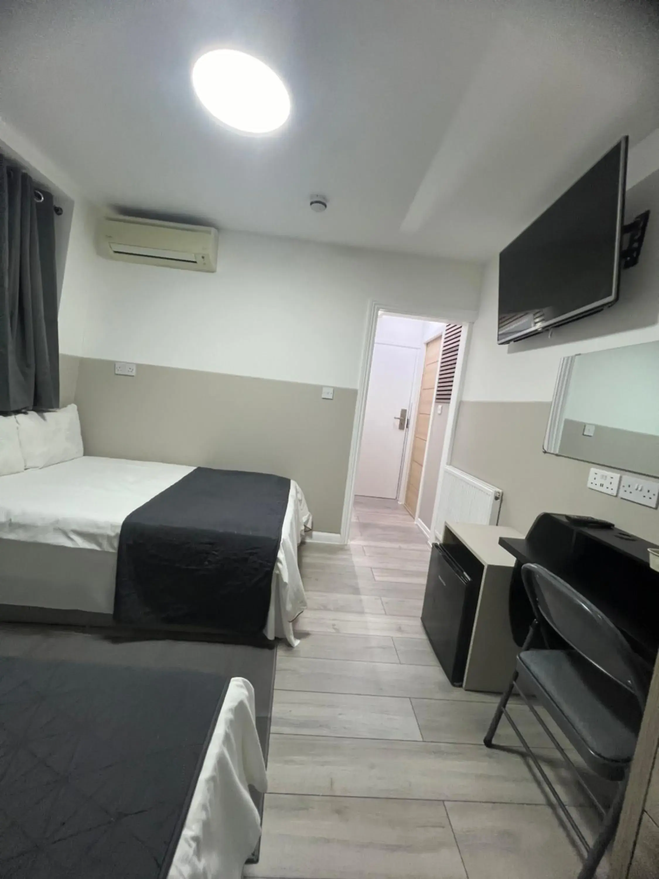 Bedroom, Bed in Plaza London Hotel Bedroom, Bed in Plaza London Hotel