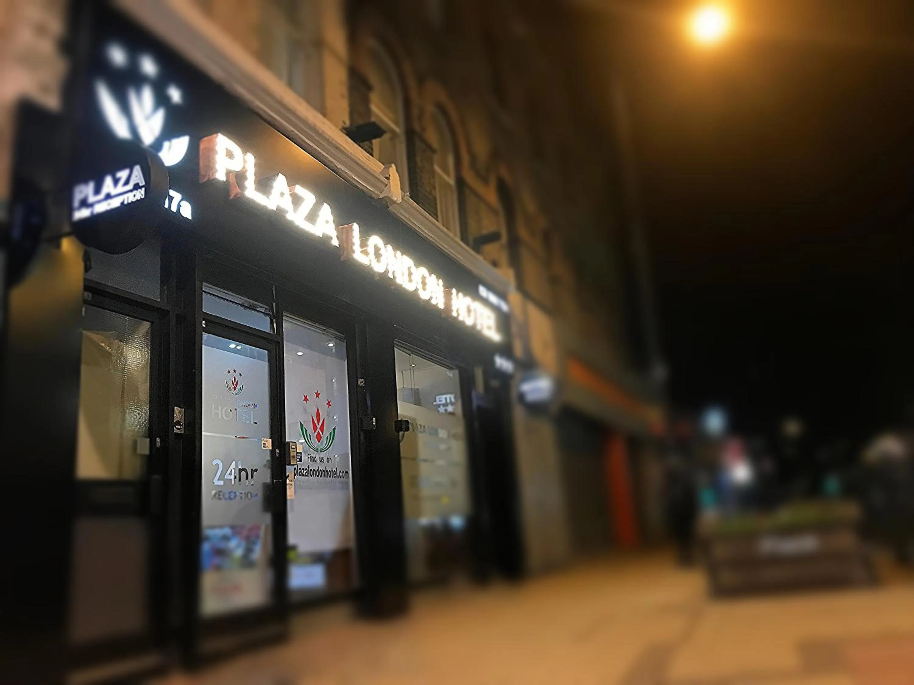 Property building in Plaza London Hotel