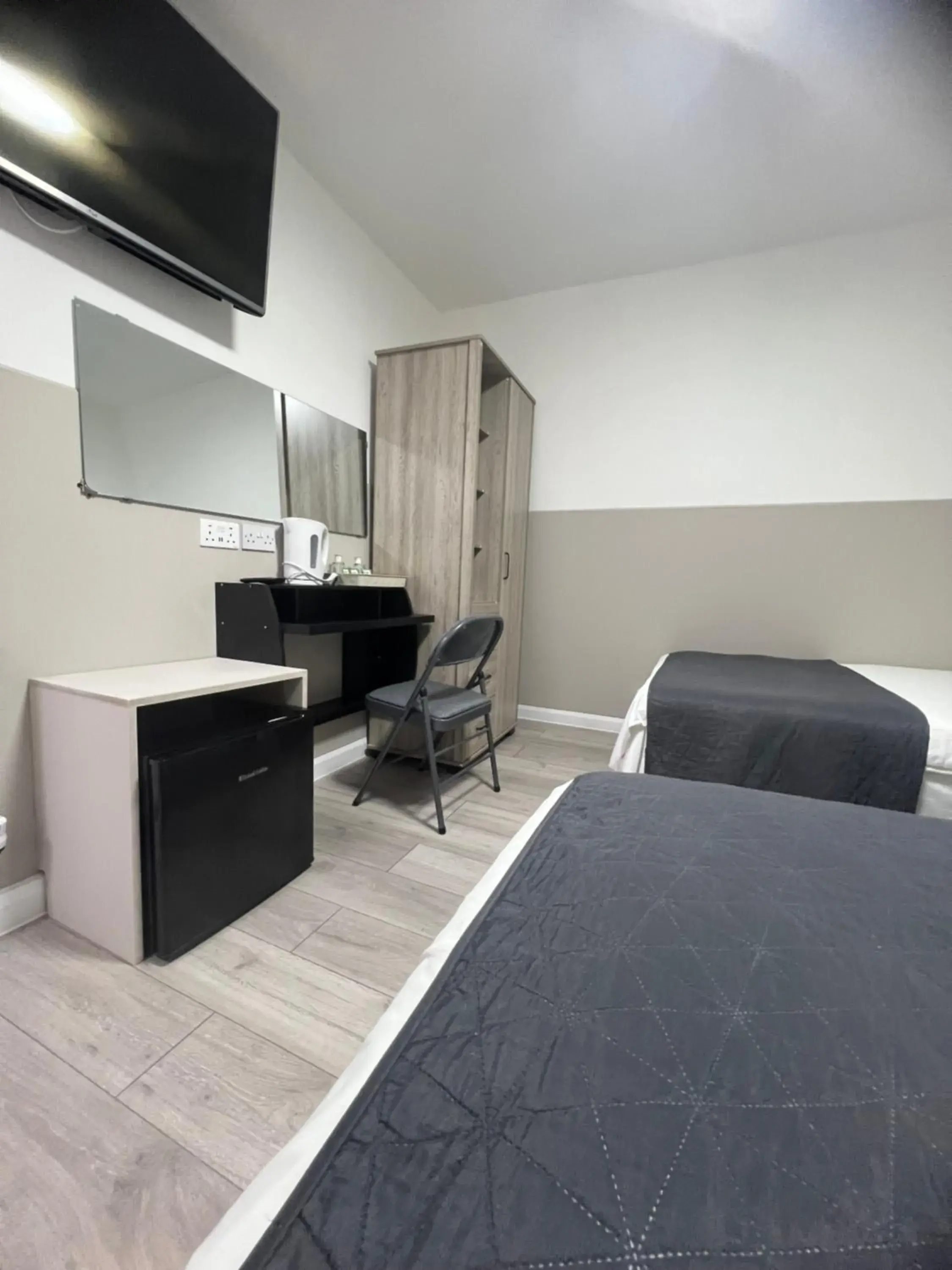 Bedroom, Bed in Plaza London Hotel Bedroom, Bed in Plaza London Hotel