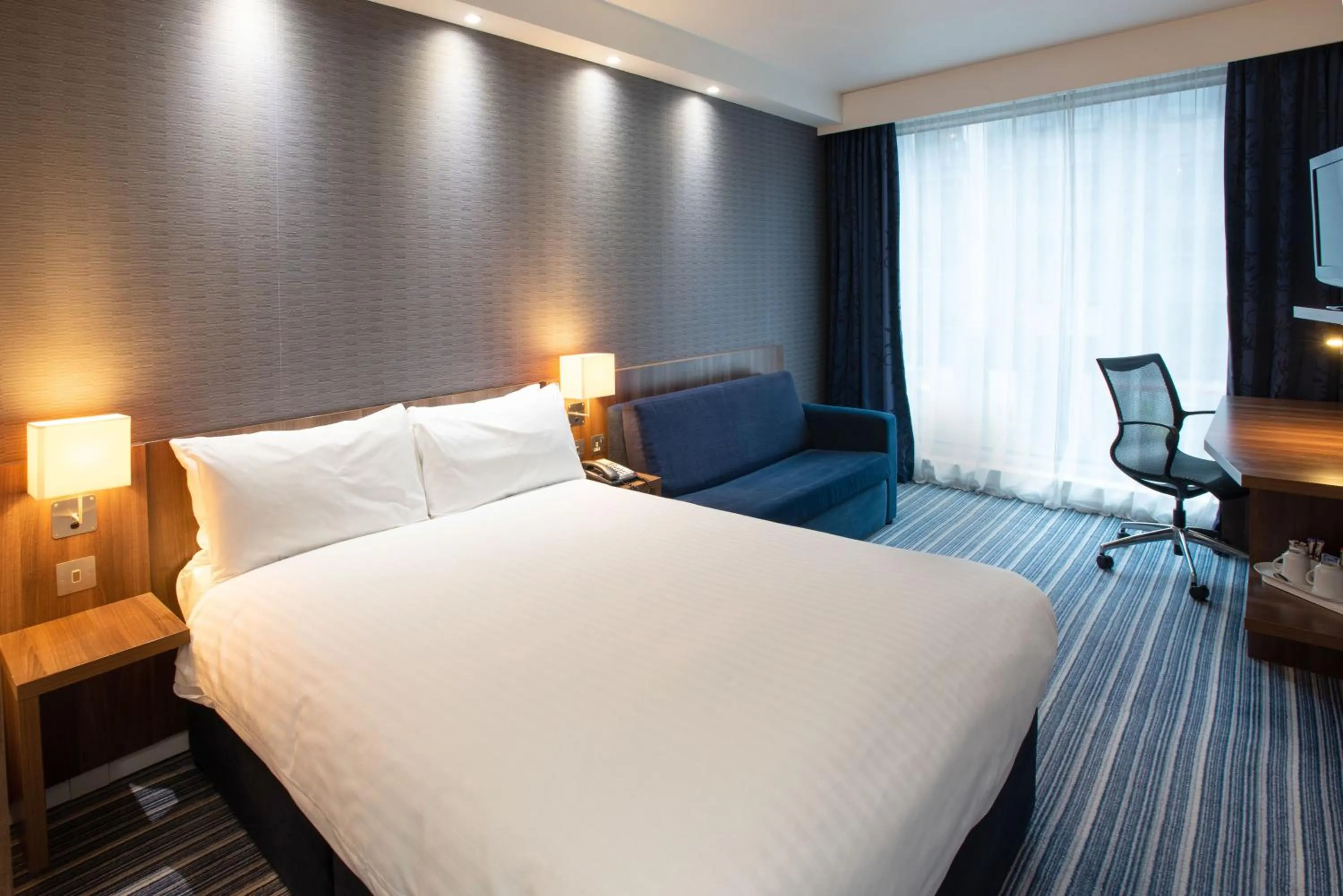 Photo of the whole room, Bed in Holiday Inn Express Manchester City Centre Arena by IHG