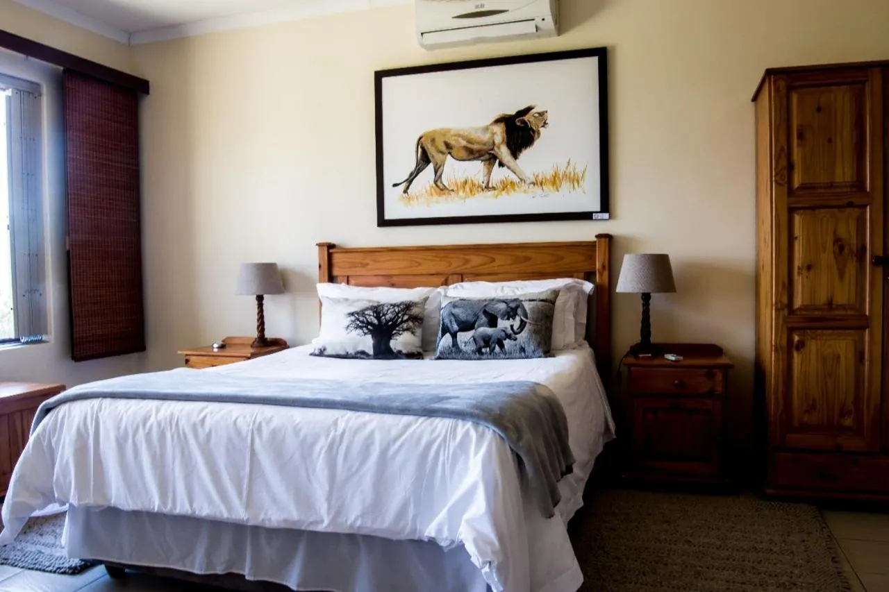 Bed in Cuckoo Ridge Country Retreat