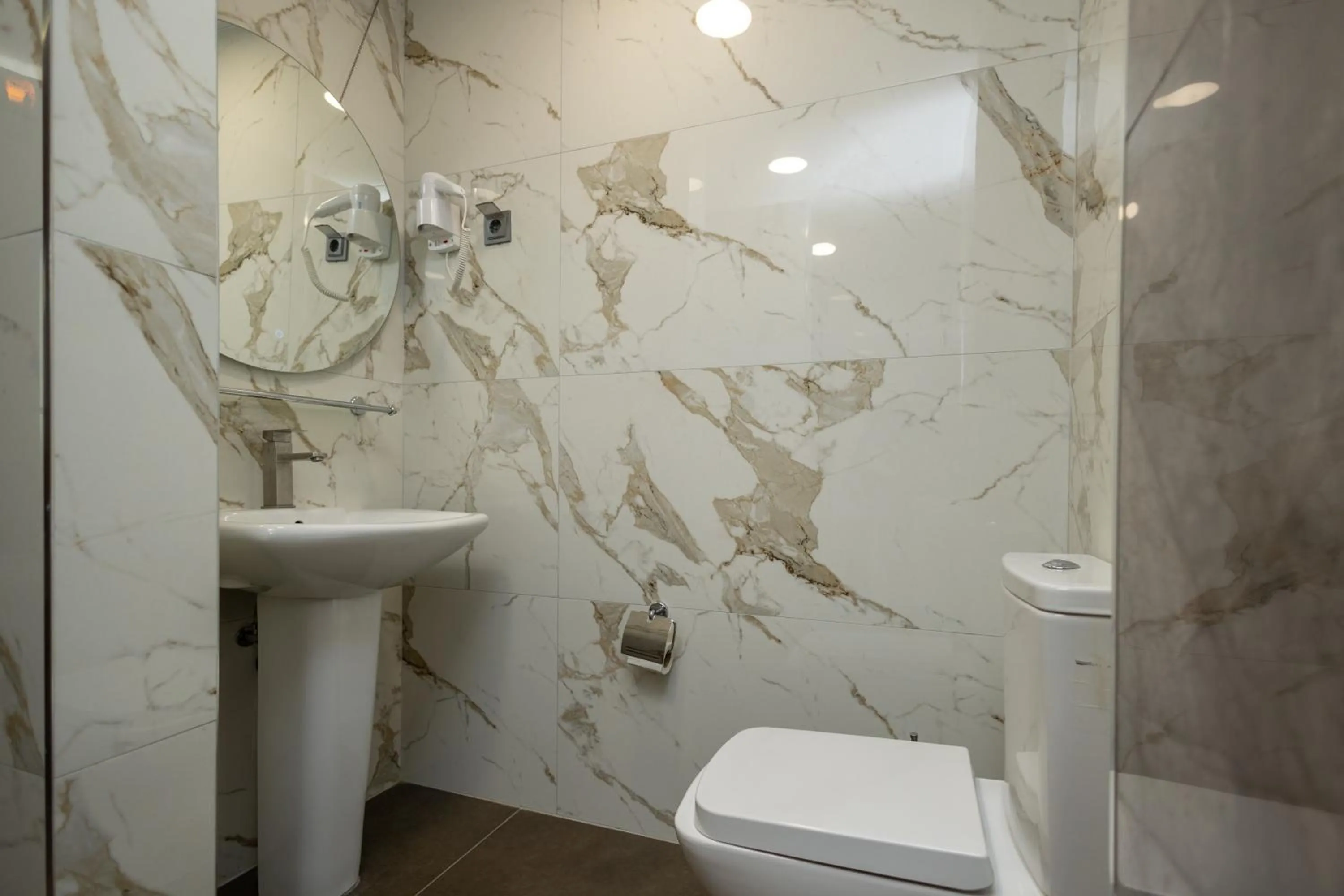 Toilet in IRIS Hotel