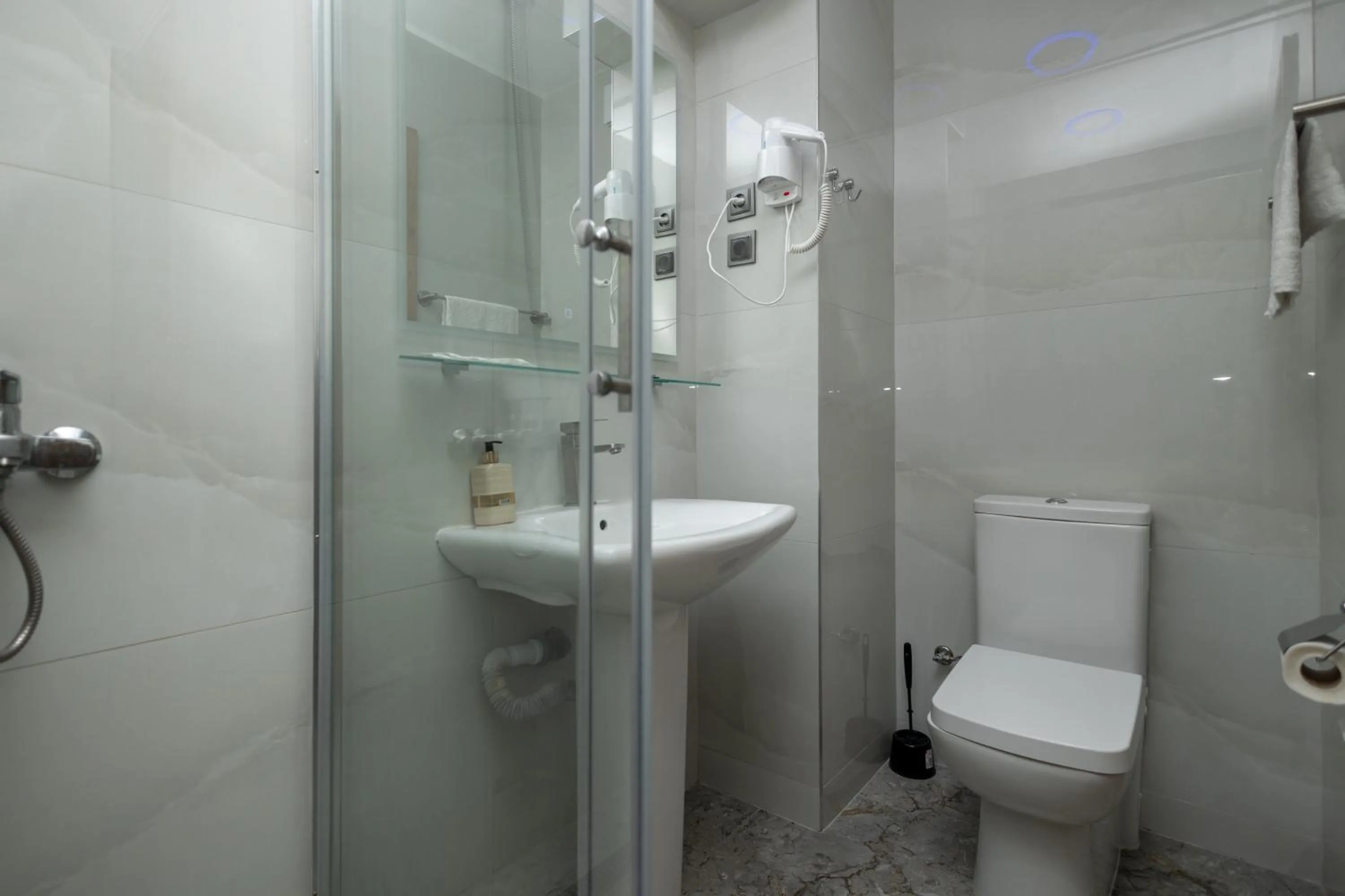 Toilet in IRIS Hotel