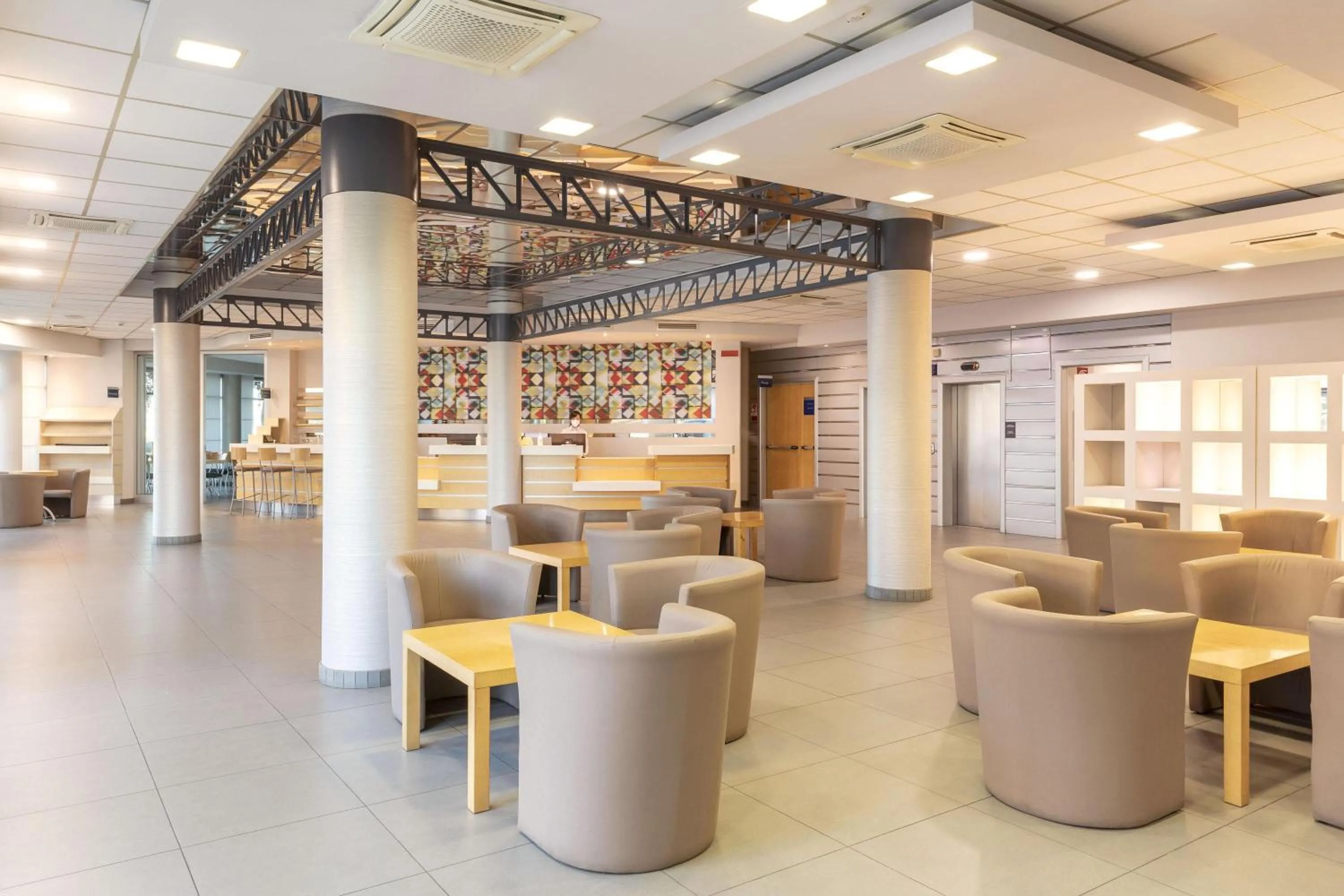 Lounge or bar in B&B Hotel Cherasco Langhe