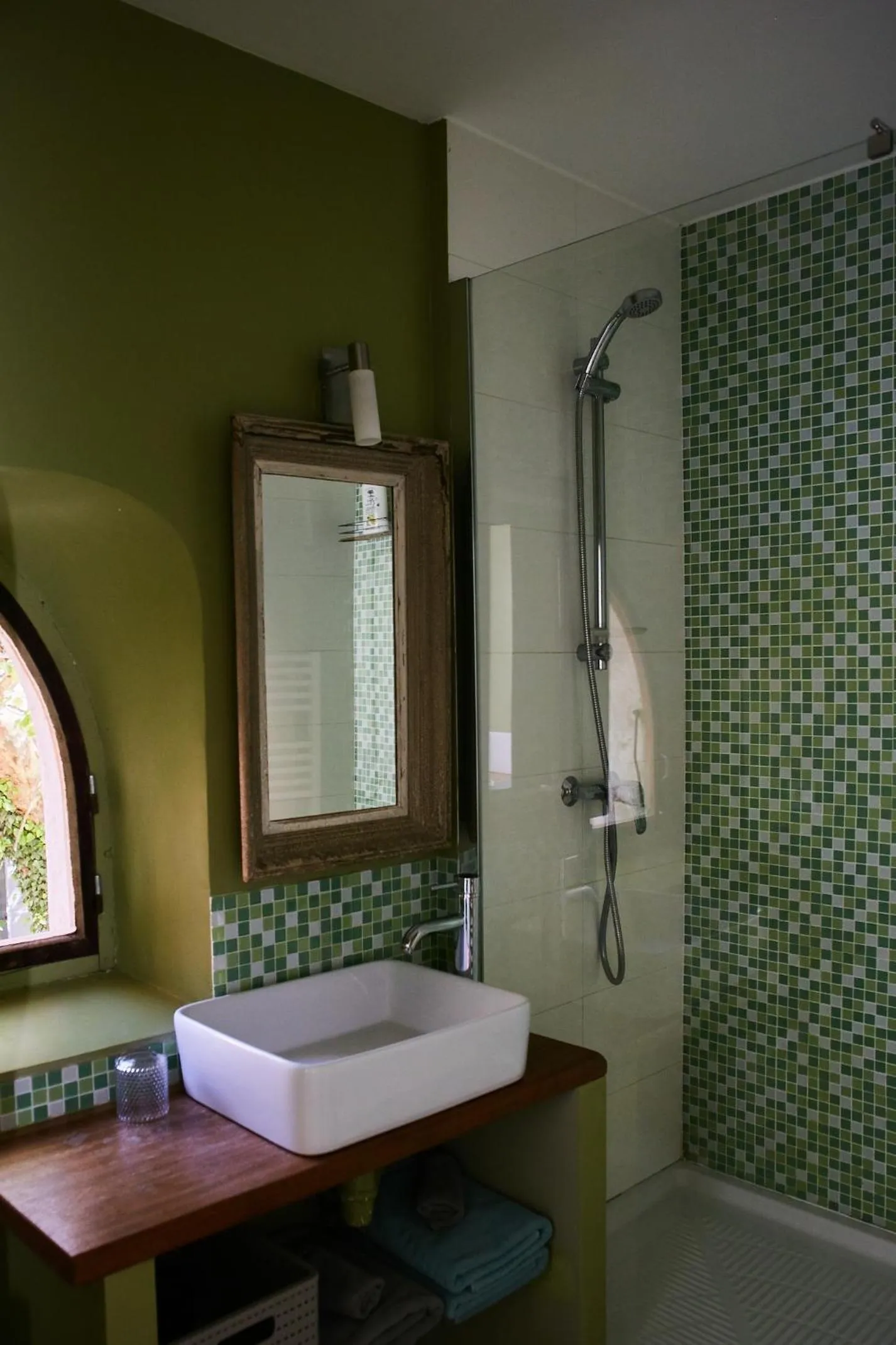 Shower in Fontclaire en Provence