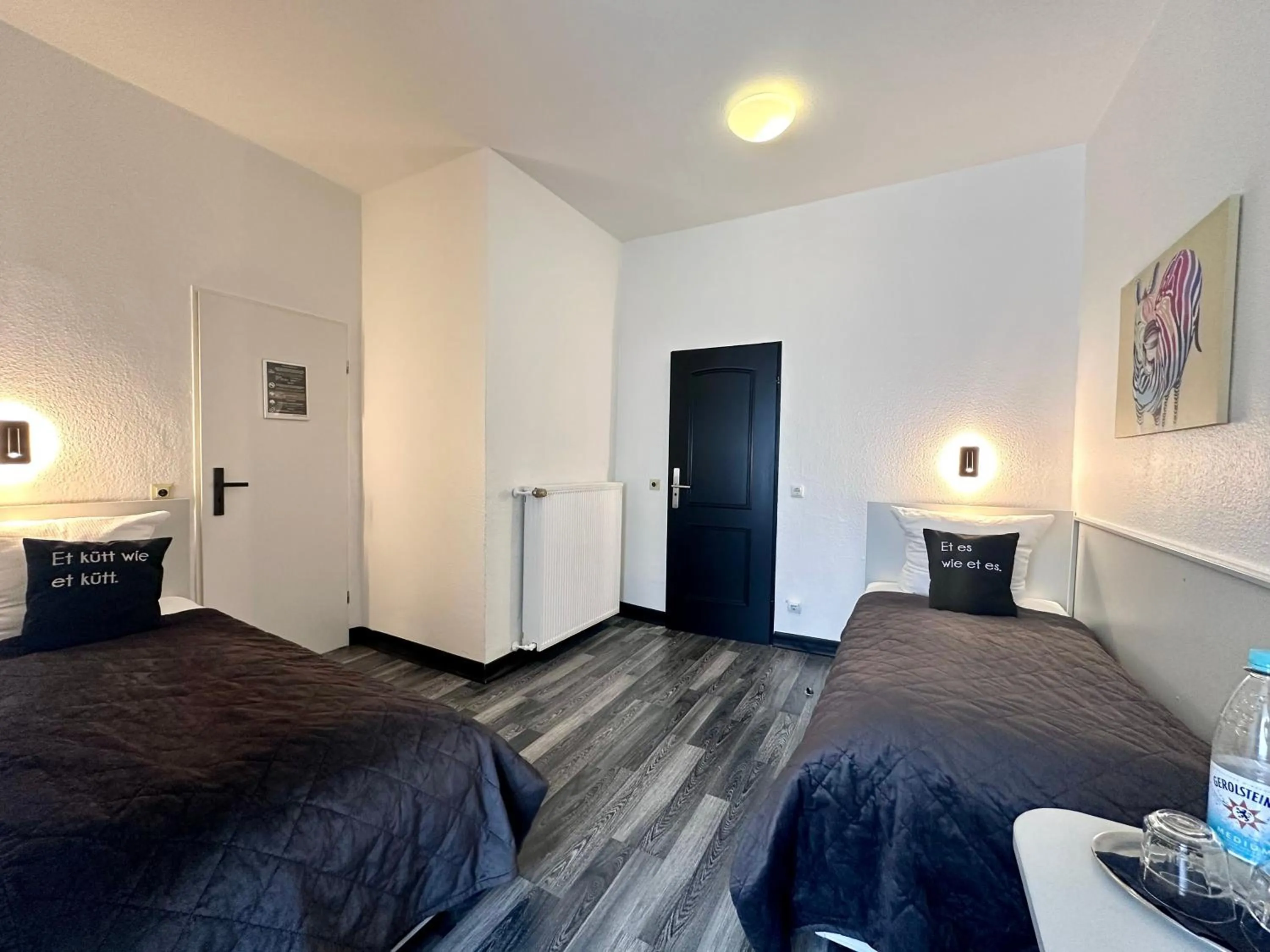 Bed in Hotel Alt Deutz City-Messe-Arena KONTAKTLOSER SELF CHECK-IN