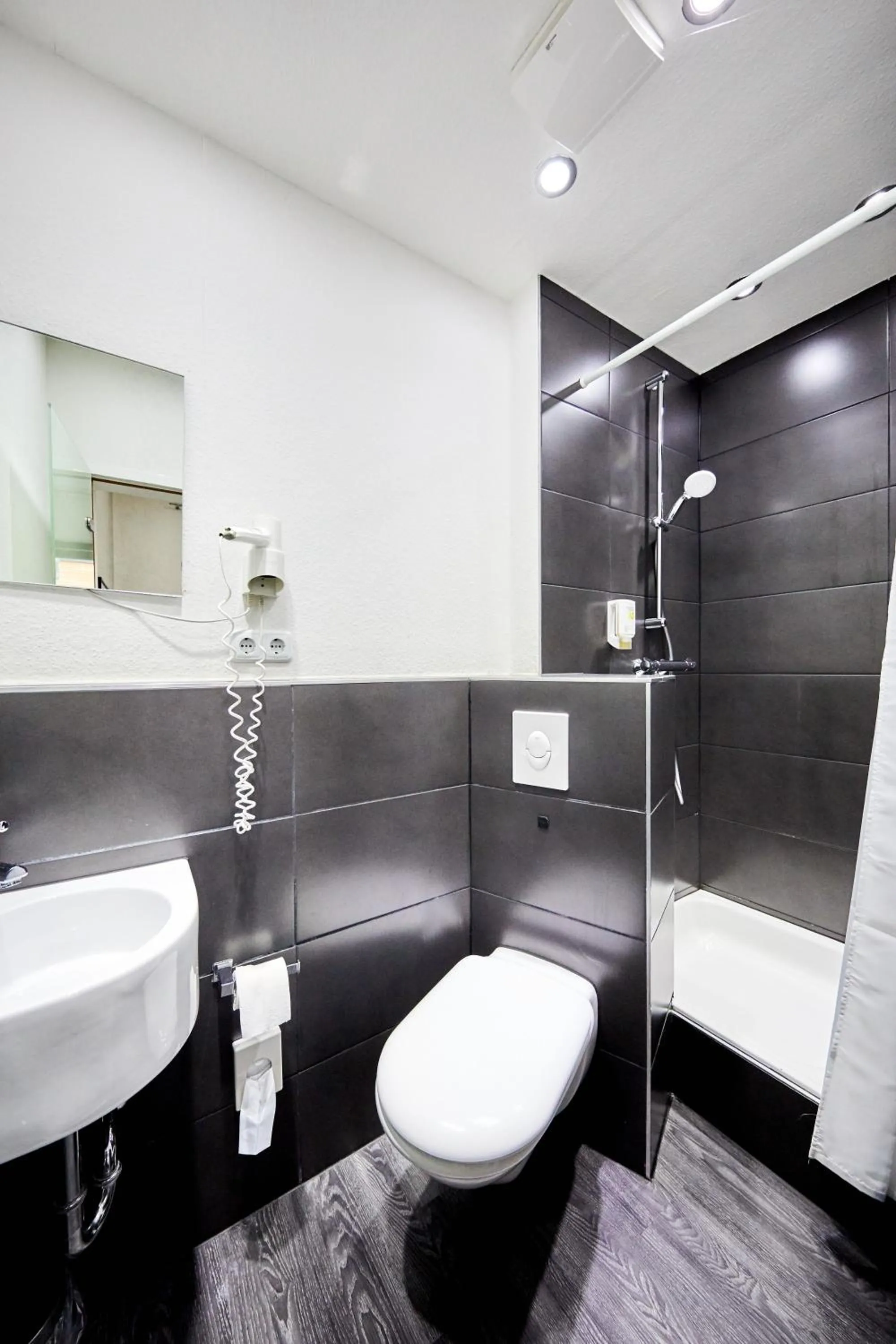 Bathroom in Hotel Alt Deutz City-Messe-Arena KONTAKTLOSER SELF CHECK-IN