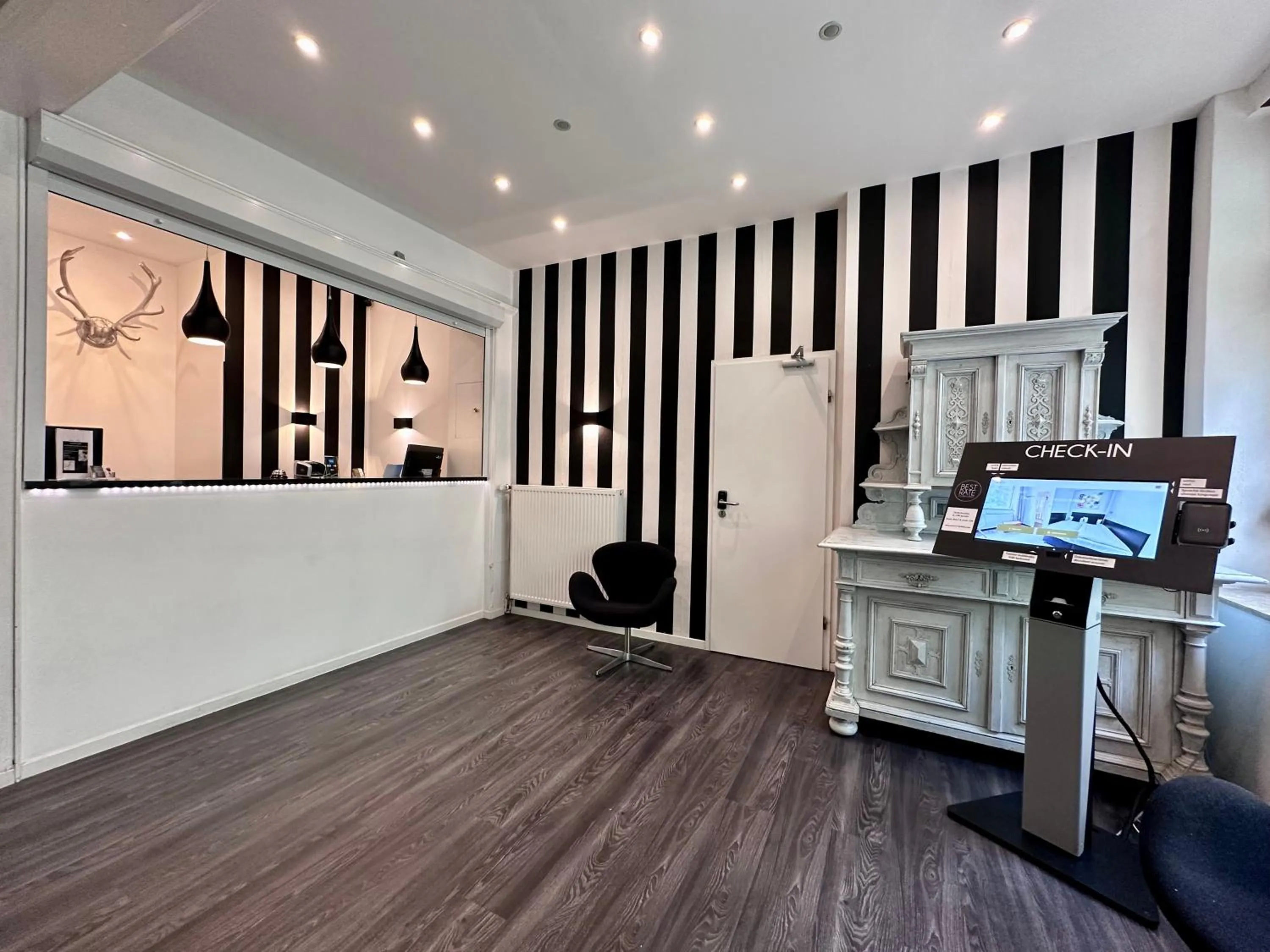 Lobby or reception in Hotel Alt Deutz City-Messe-Arena KONTAKTLOSER SELF CHECK-IN