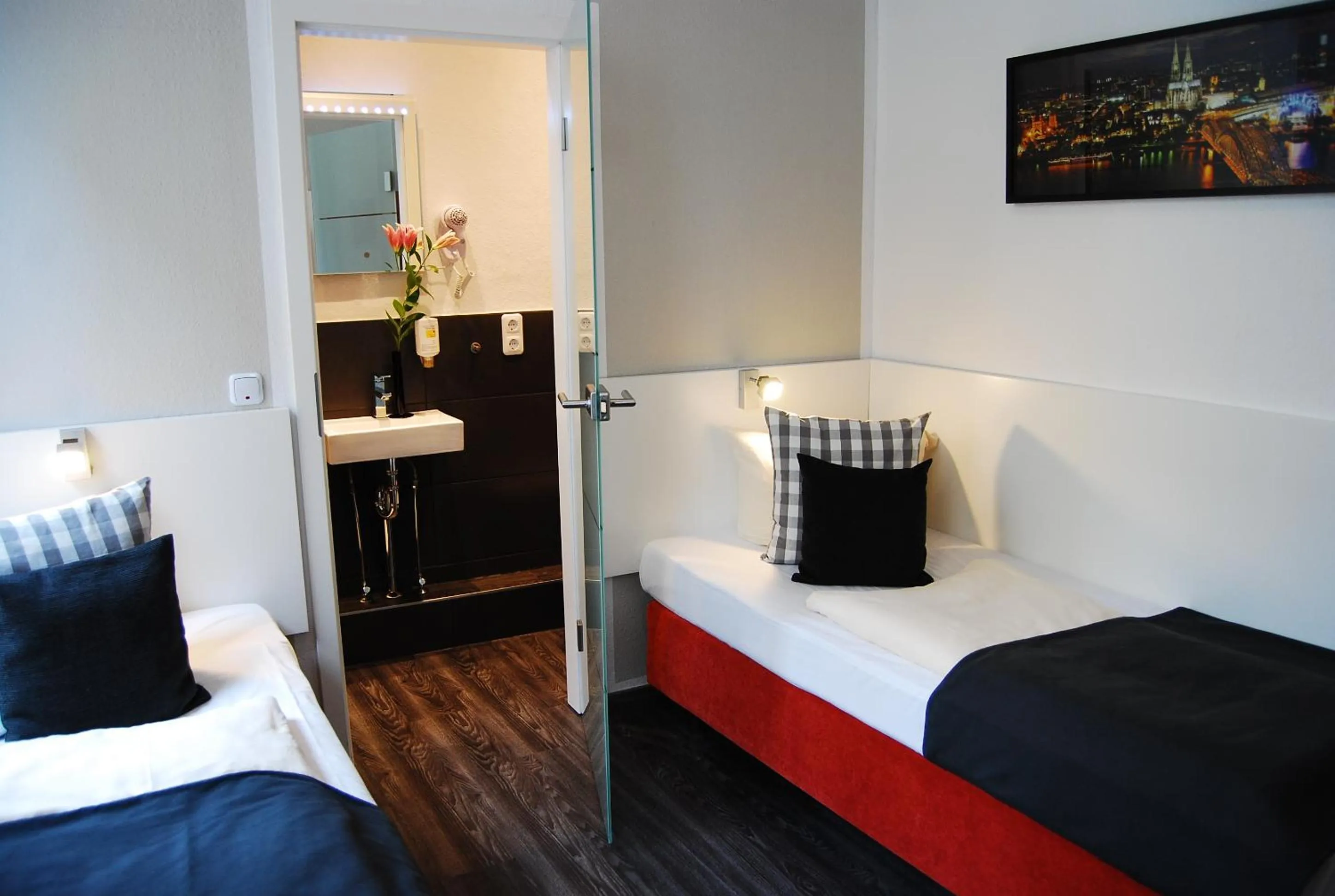 Photo of the whole room, Bed in Hotel Alt Deutz City-Messe-Arena KONTAKTLOSER SELF CHECK-IN
