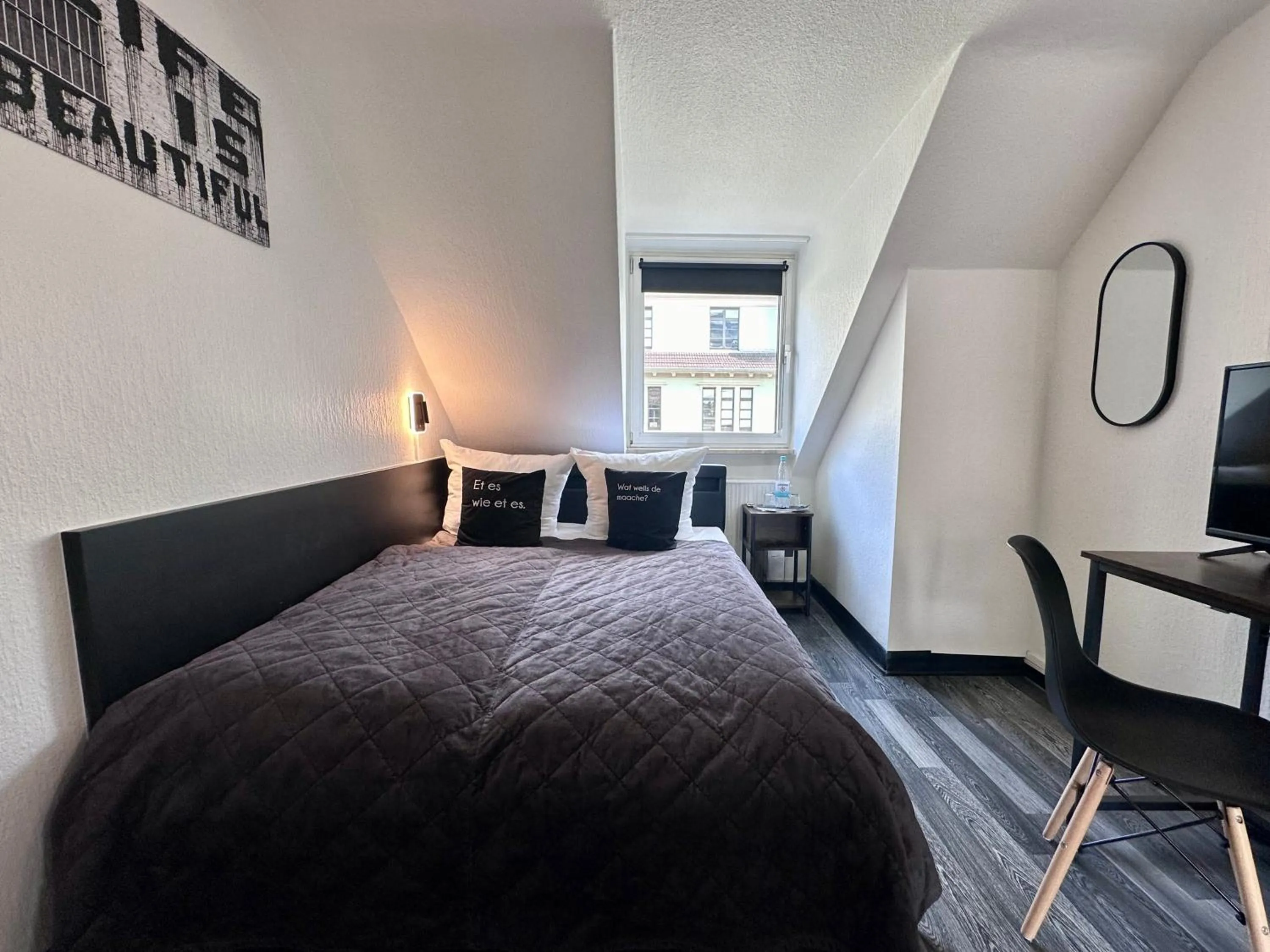 Photo of the whole room, Bed in Hotel Alt Deutz City-Messe-Arena KONTAKTLOSER SELF CHECK-IN