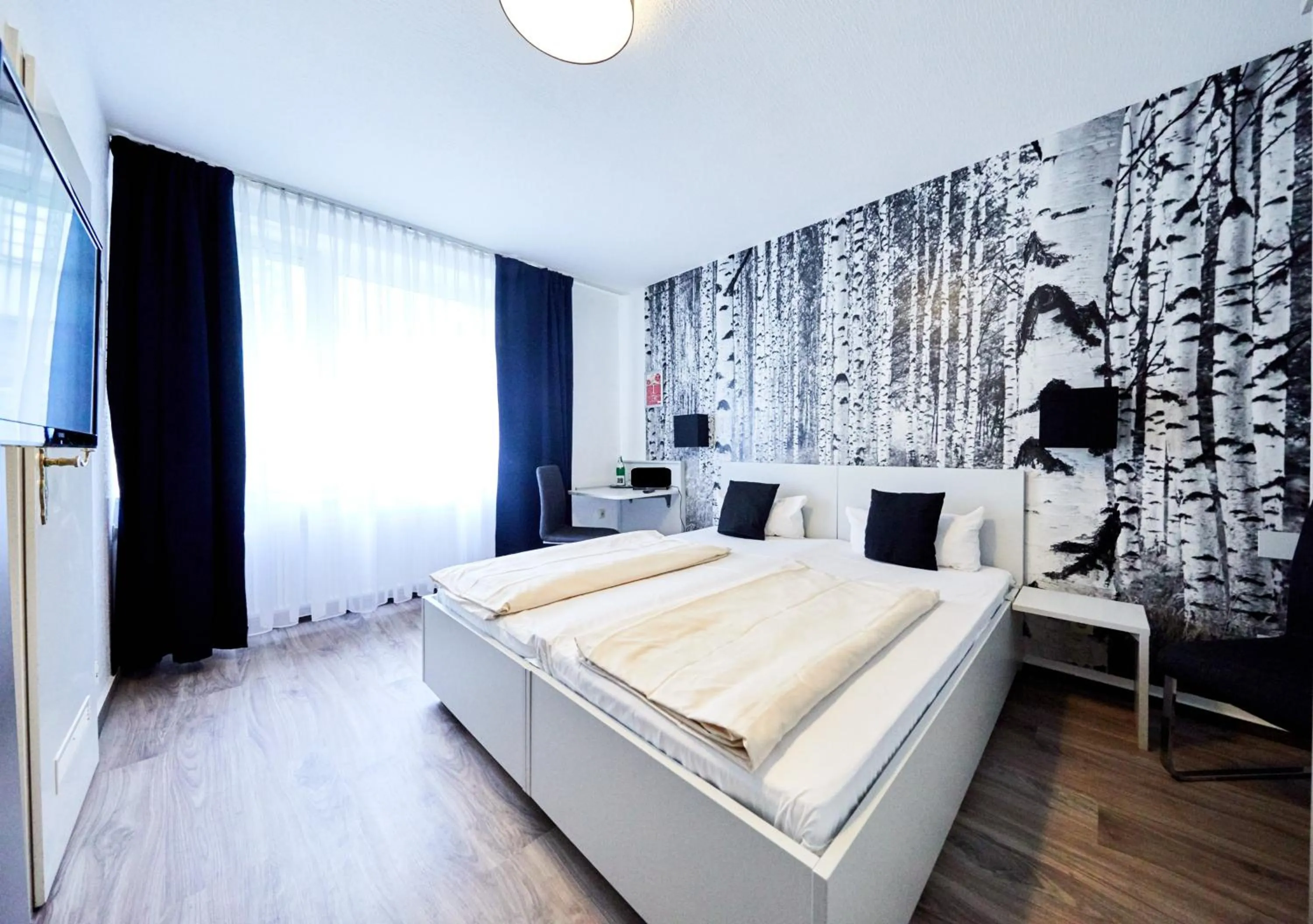 Photo of the whole room, Bed in Hotel Alt Deutz City-Messe-Arena KONTAKTLOSER SELF CHECK-IN