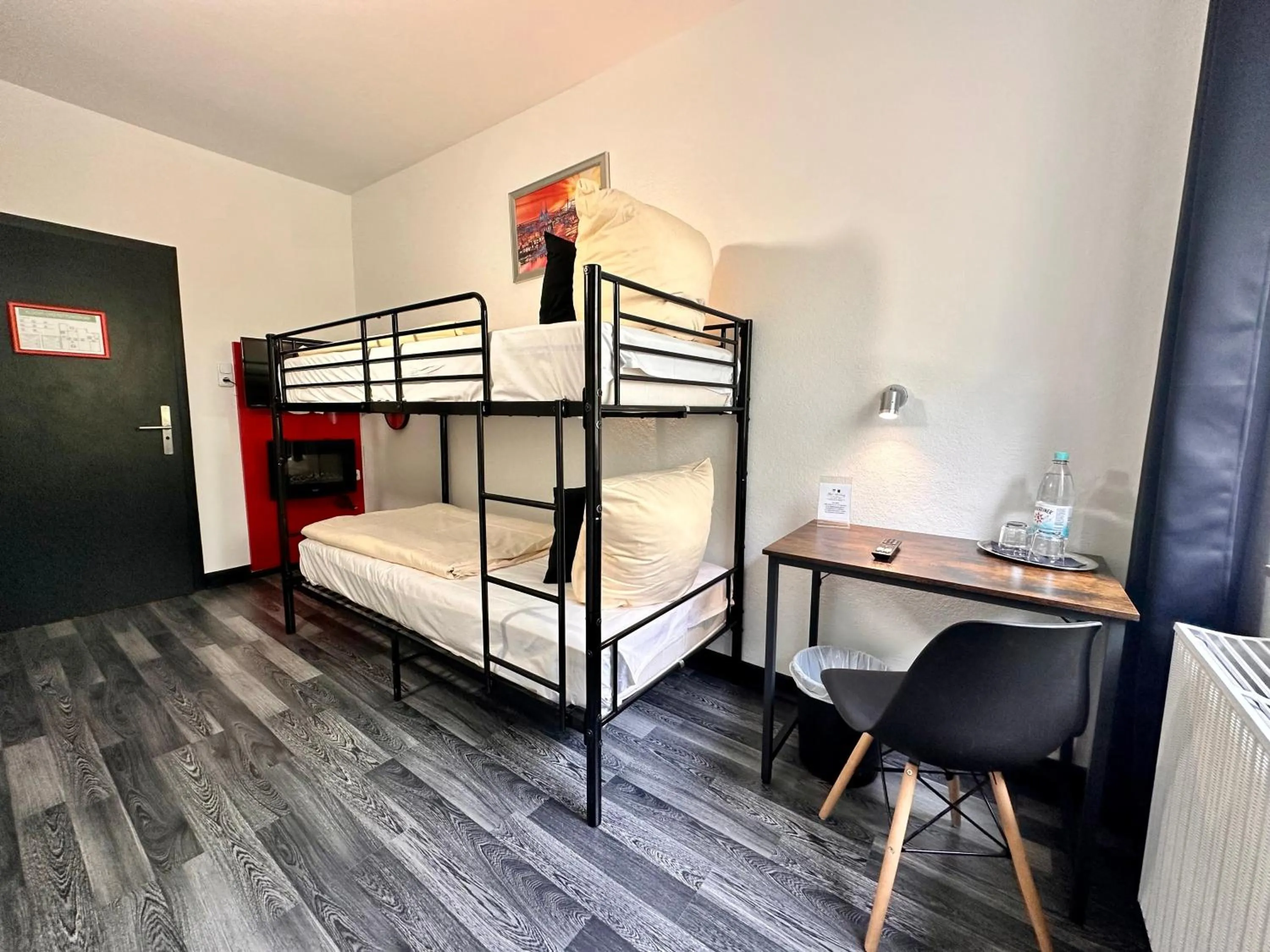 Bed in Hotel Alt Deutz City-Messe-Arena KONTAKTLOSER SELF CHECK-IN