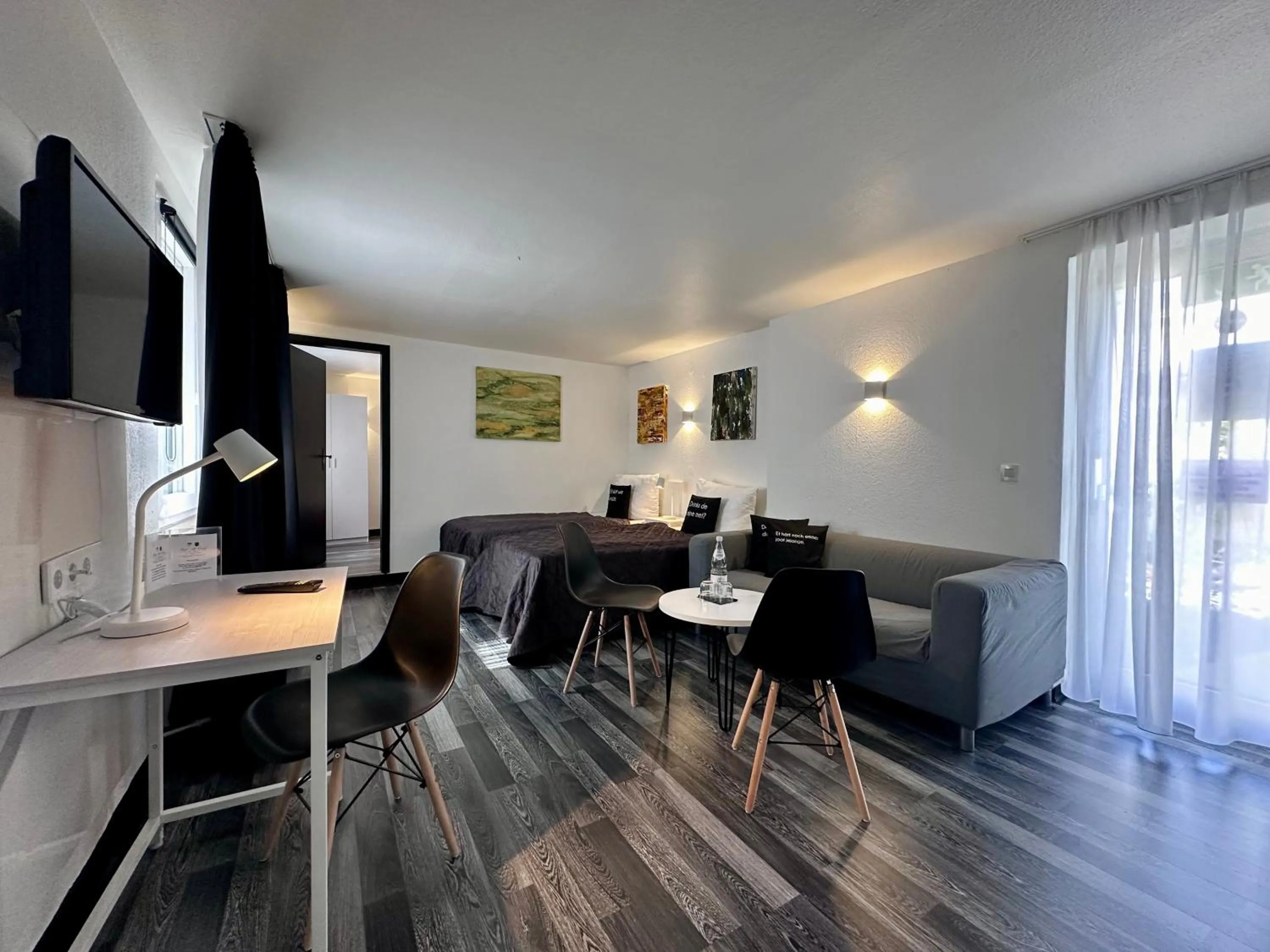 Bed in Hotel Alt Deutz City-Messe-Arena KONTAKTLOSER SELF CHECK-IN