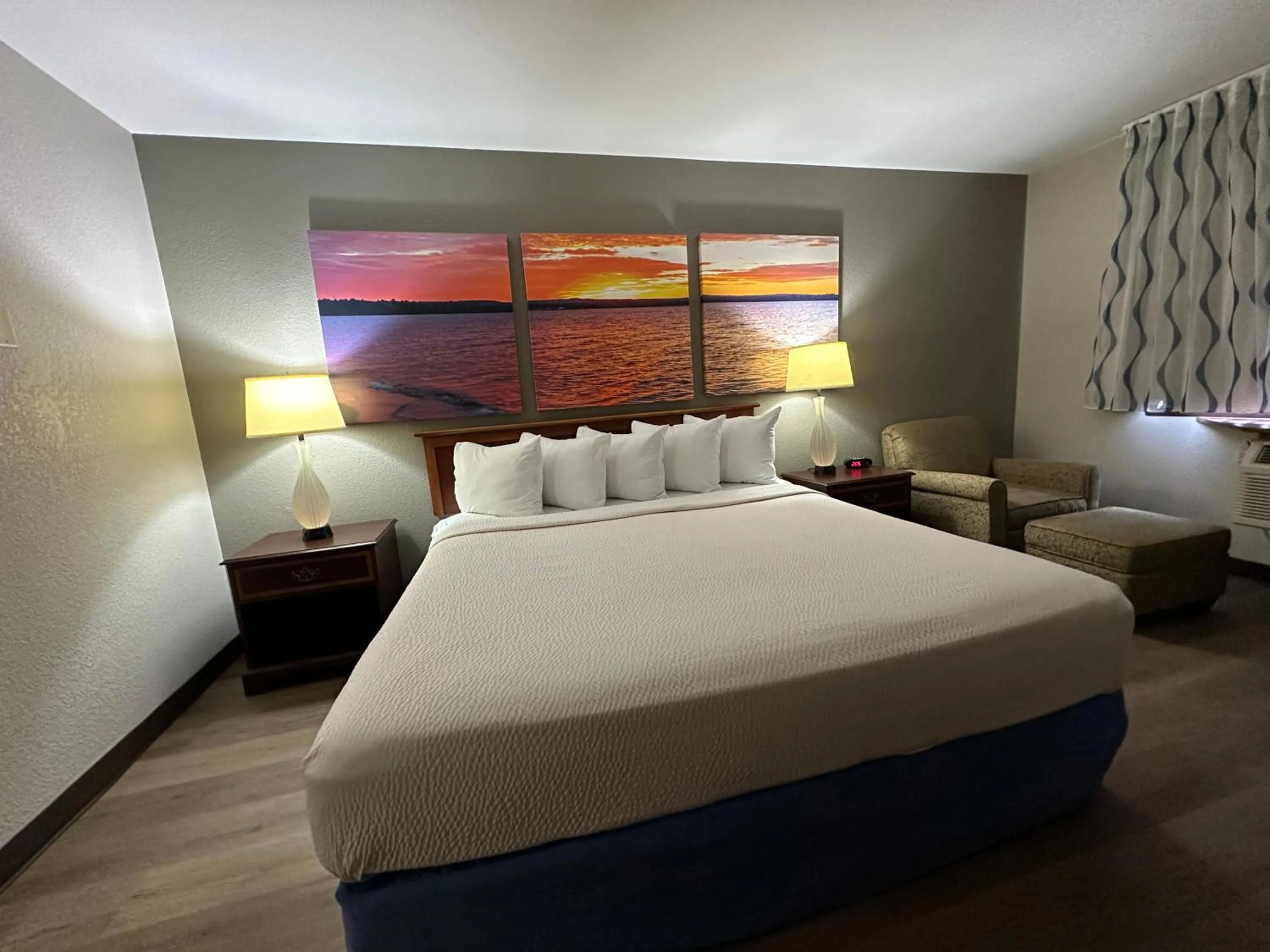 Bed in Days Inn & Suites by Wyndham Stevens Point