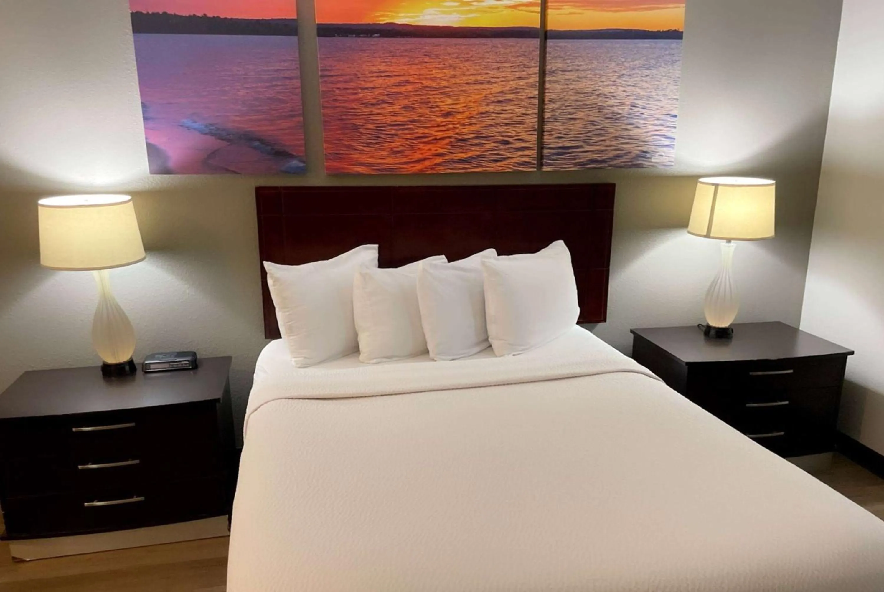 Photo of the whole room, Bed in Days Inn & Suites by Wyndham Stevens Point