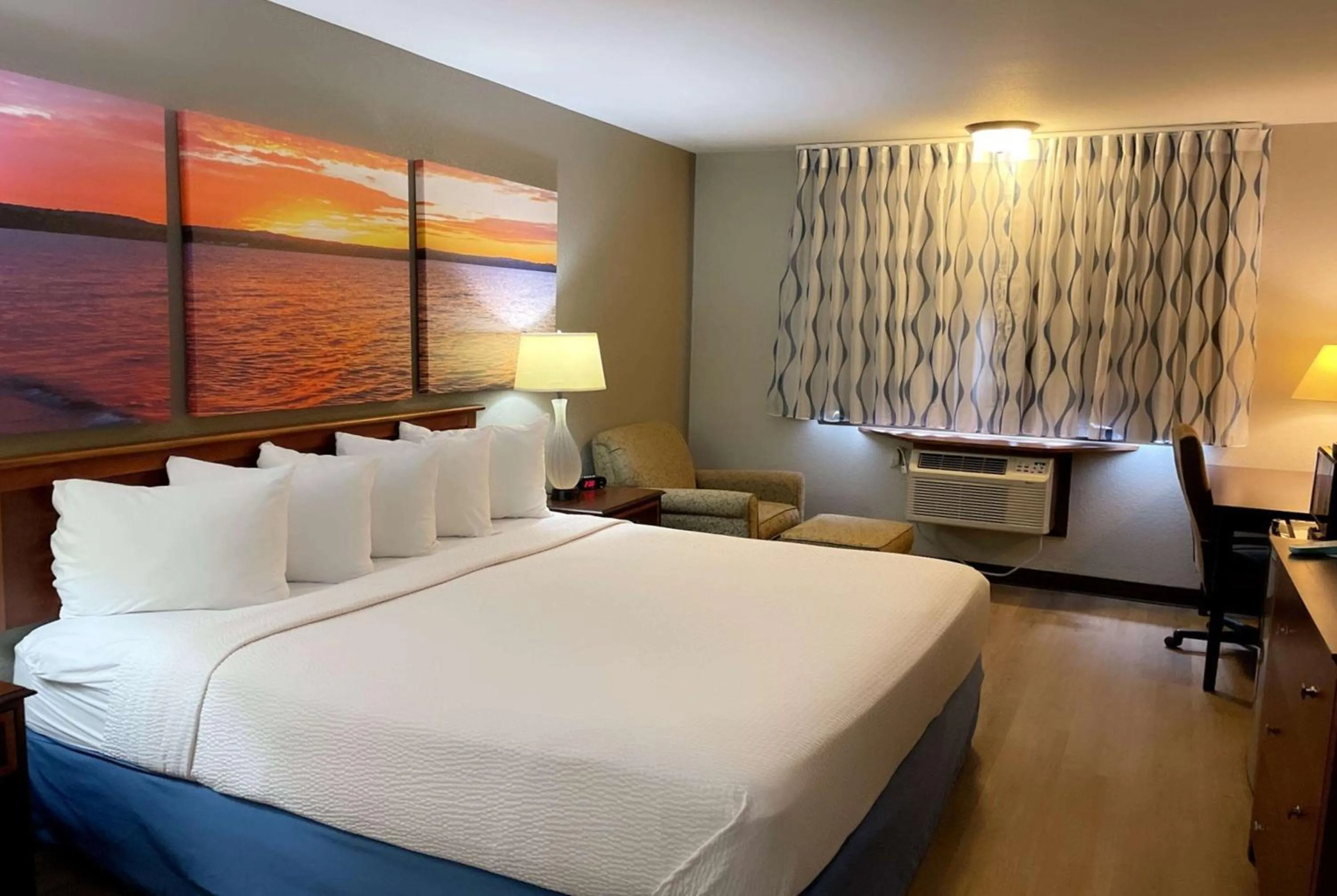 Photo of the whole room, Bed in Days Inn & Suites by Wyndham Stevens Point