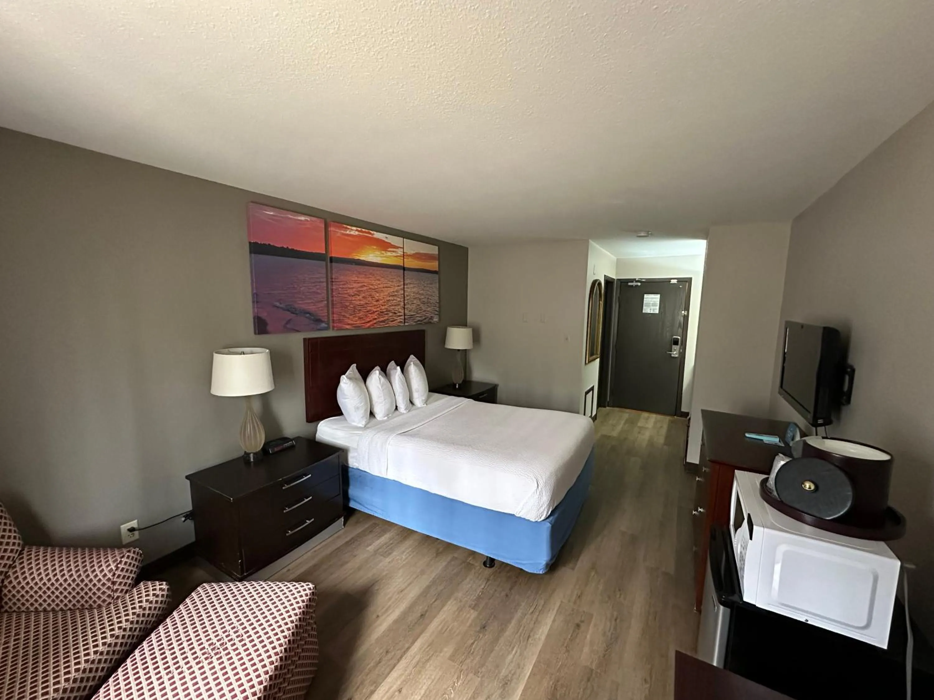 Bed in Days Inn & Suites by Wyndham Stevens Point