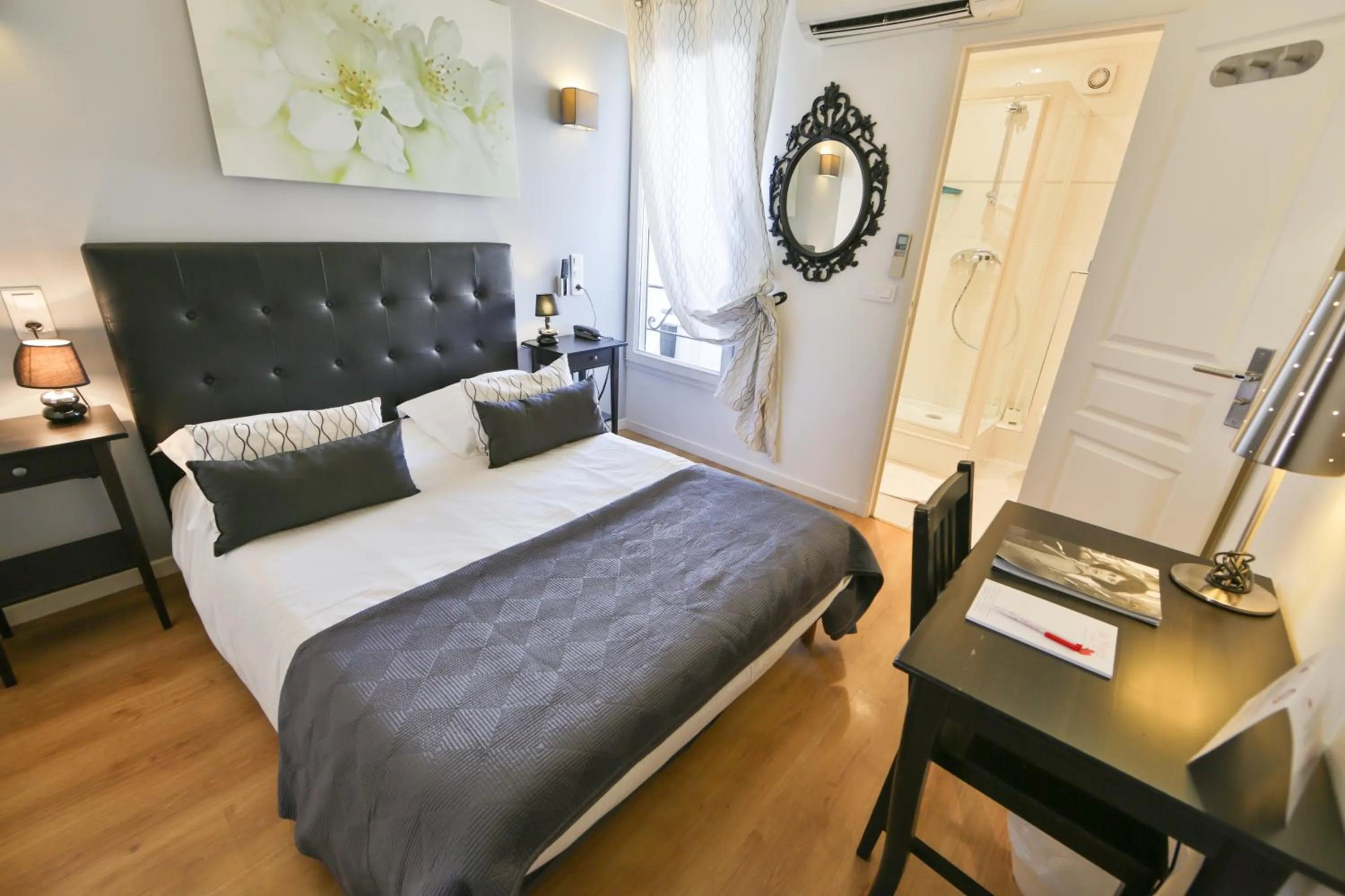 Bed in Hôtel Le Mistral