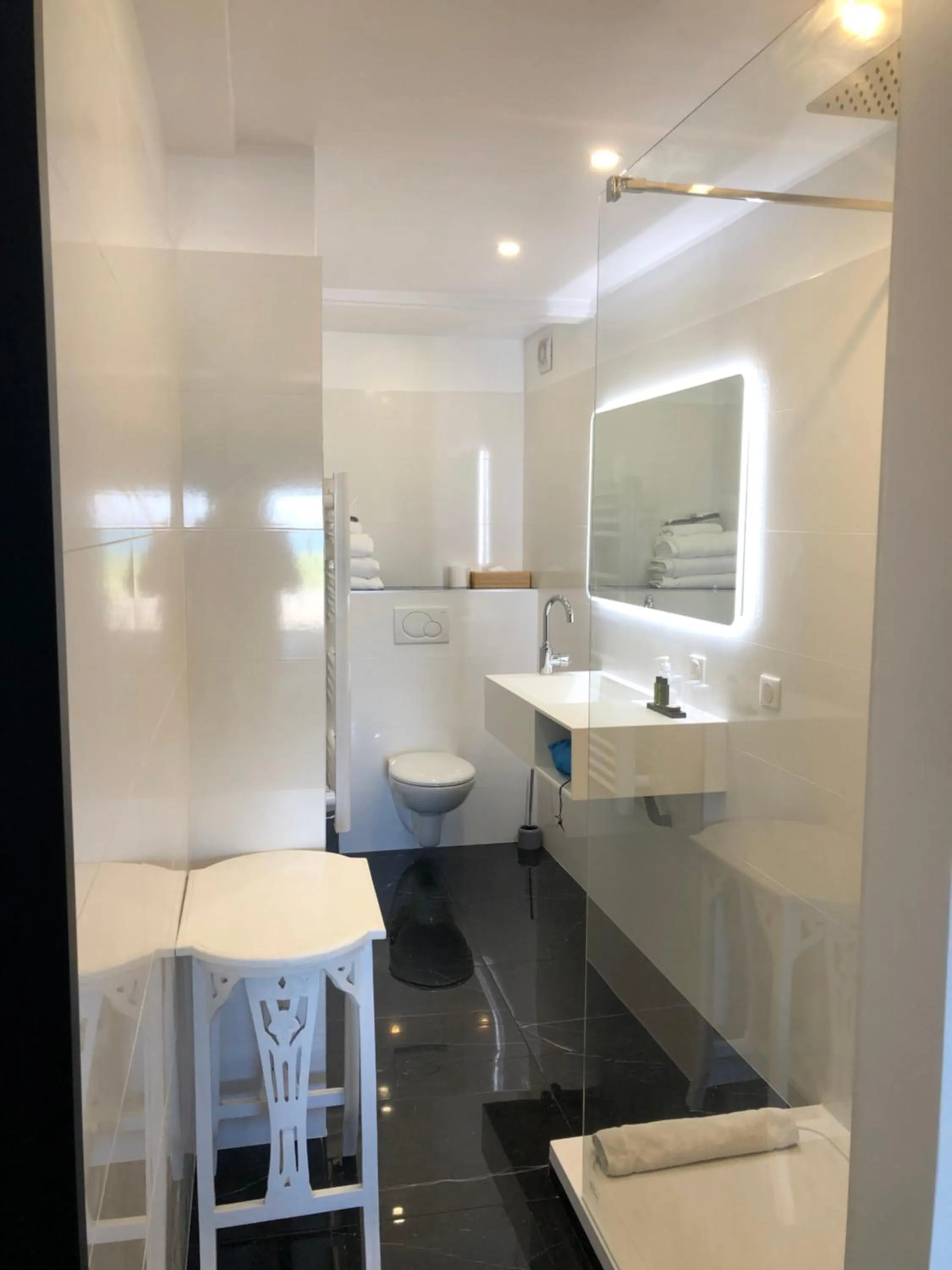 Shower in Hôtel Le Mistral