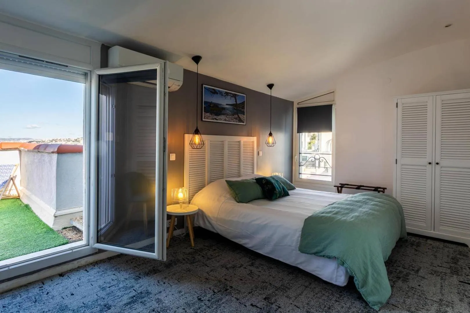 Bed in Hôtel Le Mistral